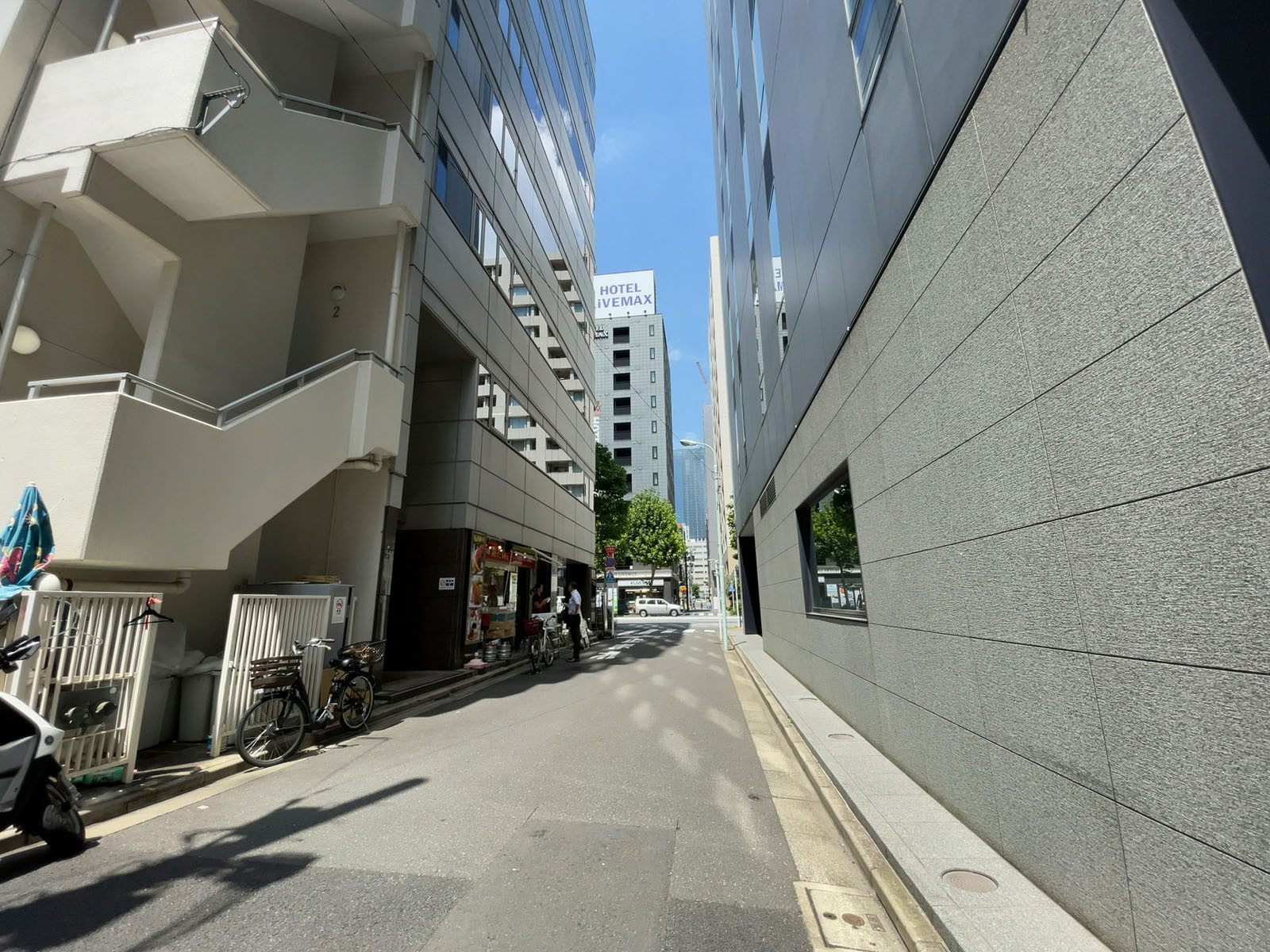 SKKビル前面の通り