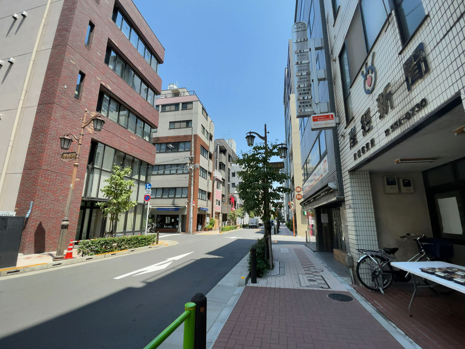八丁堀鈴らん通りビル前面の通り