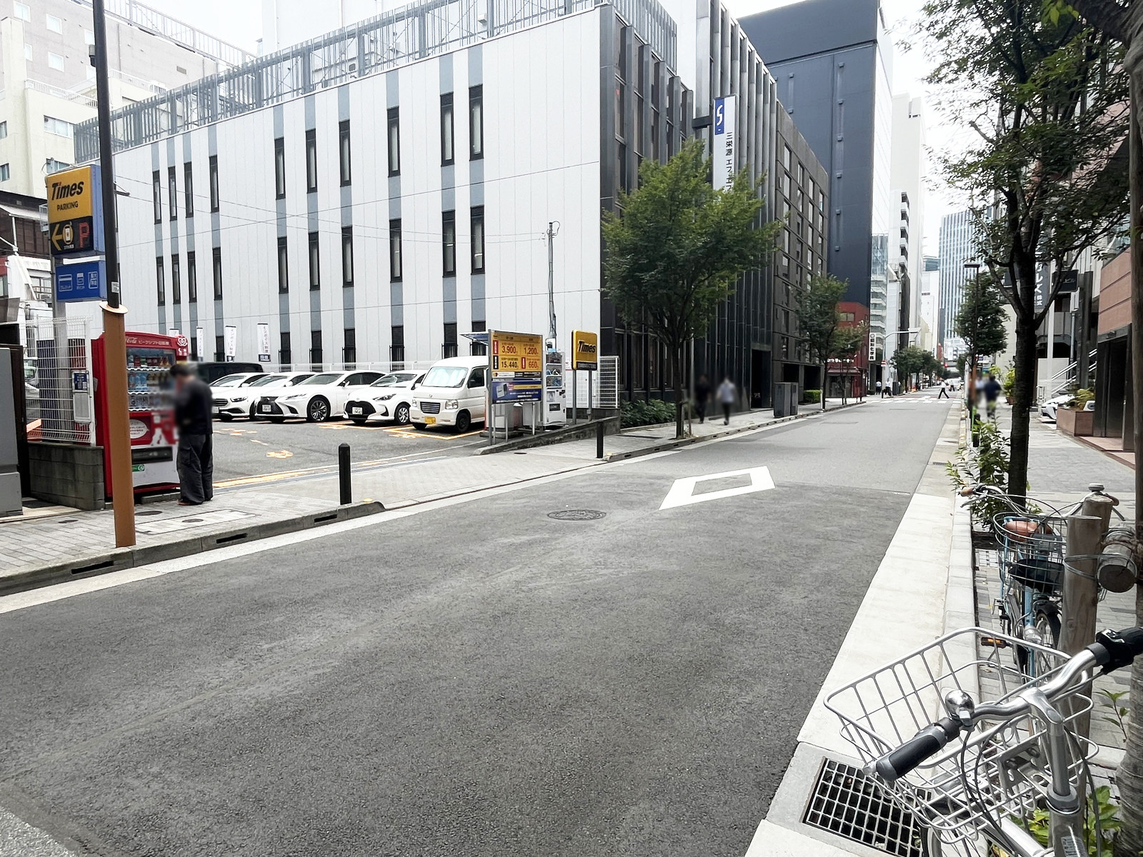 VORT日本橋本銀通り前面の本銀通り