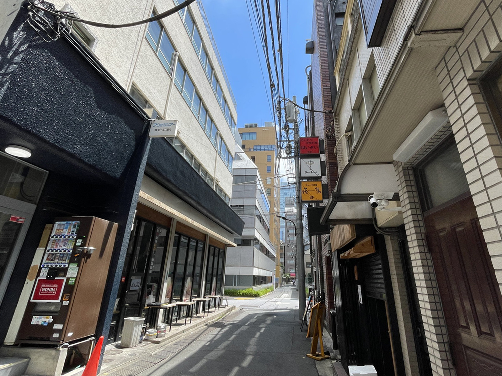 恭和ビル前面の通り
