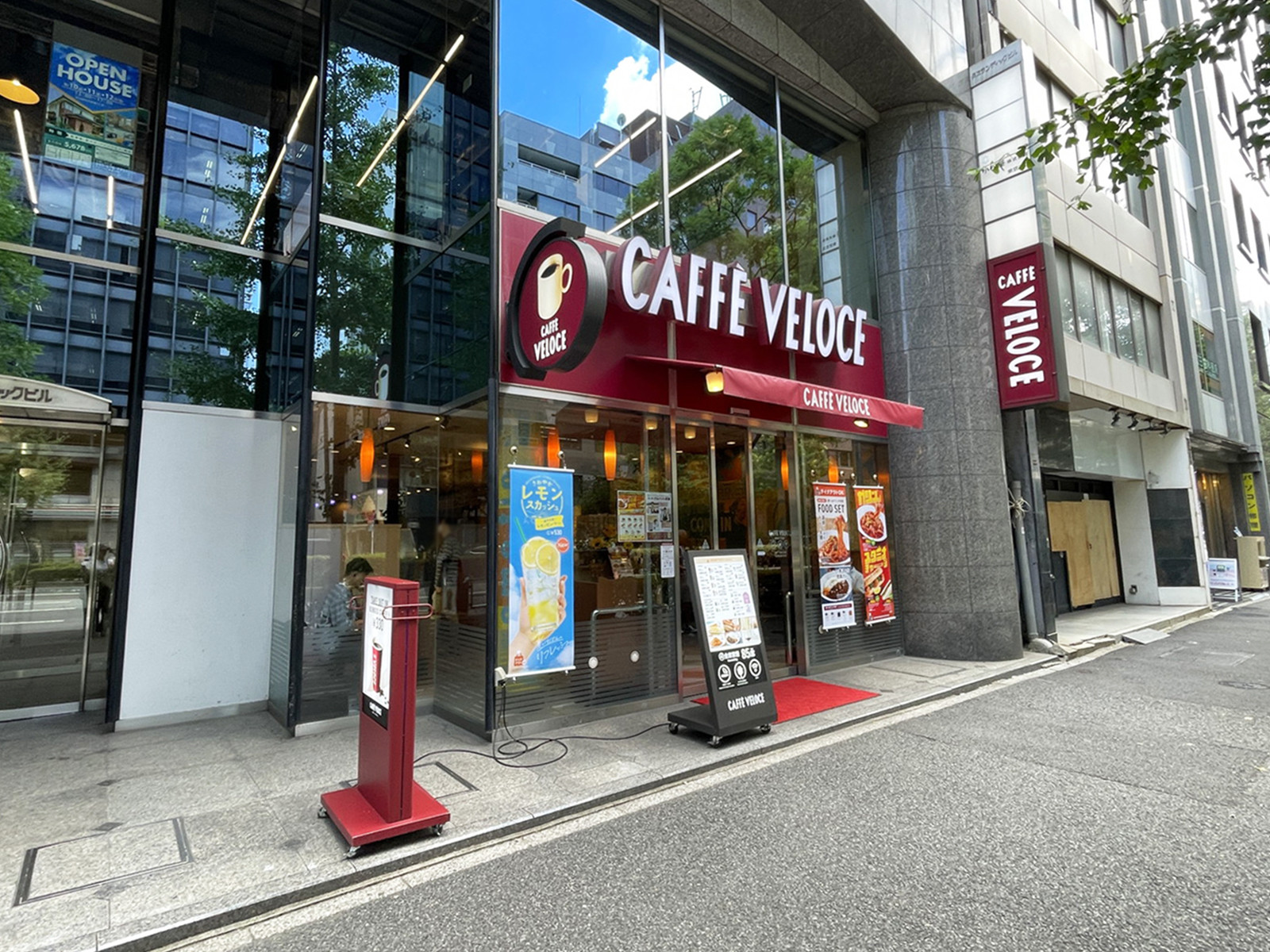 至近のカフェ・ベローチェ 新橋三丁目店