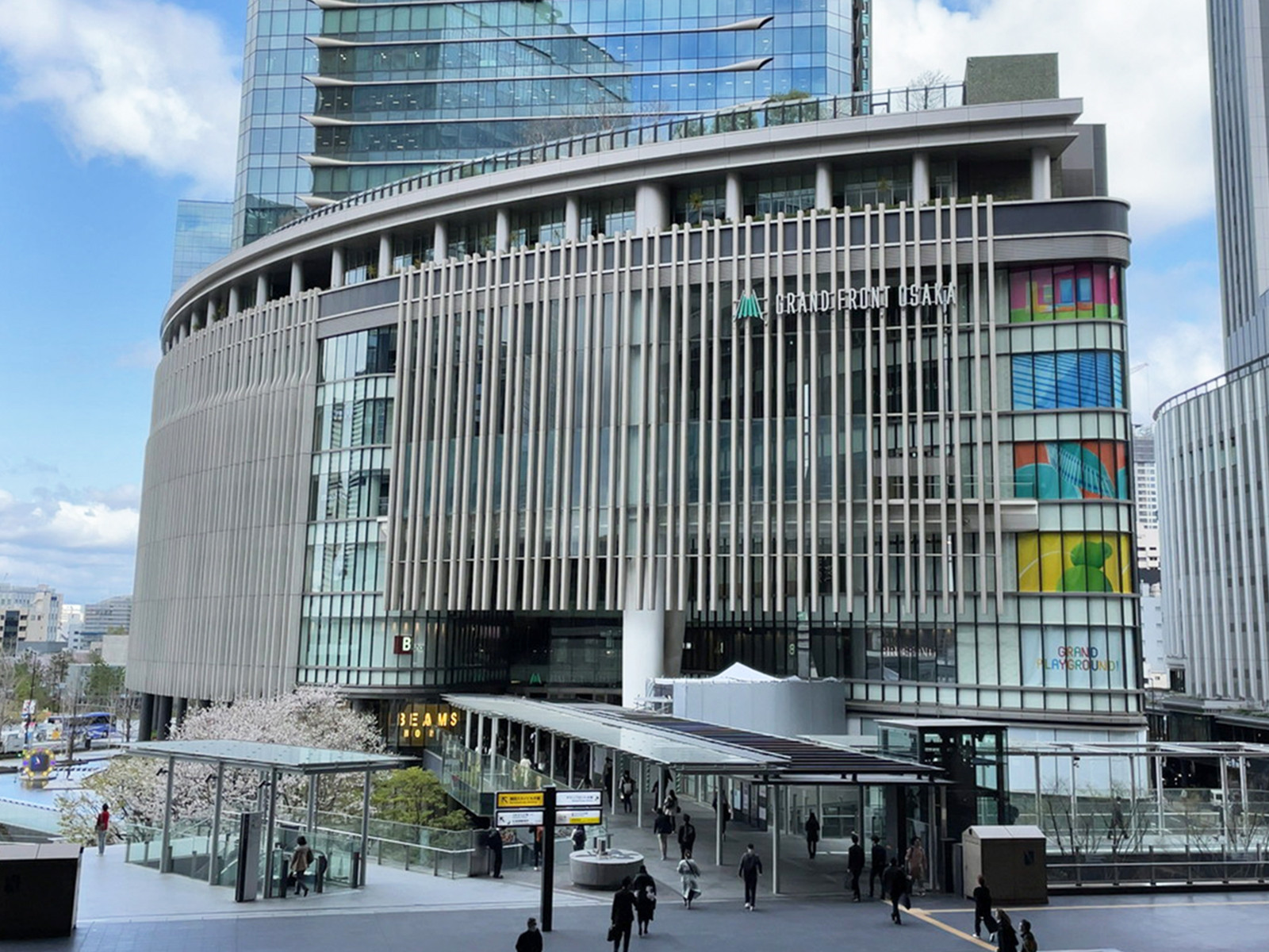 向かいにあるグランフロント大阪