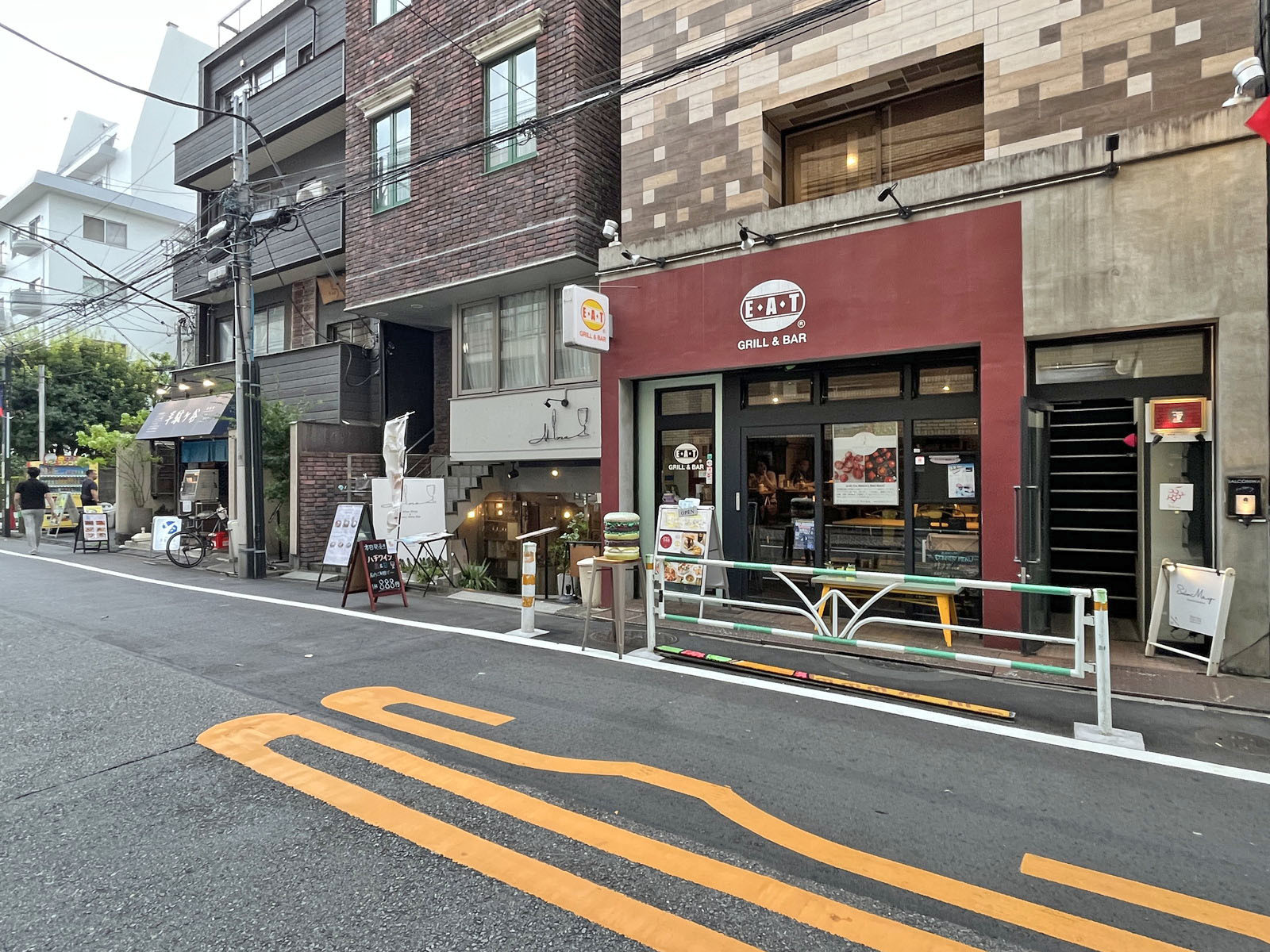 付近には飲食店が充実
