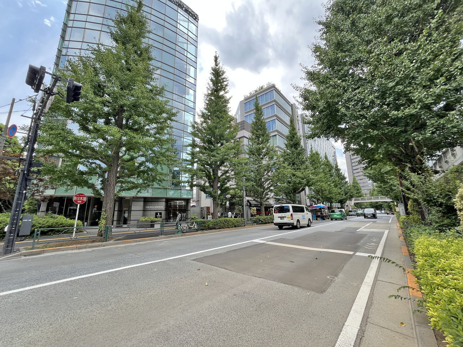 Verdex神宮北参道前面通り