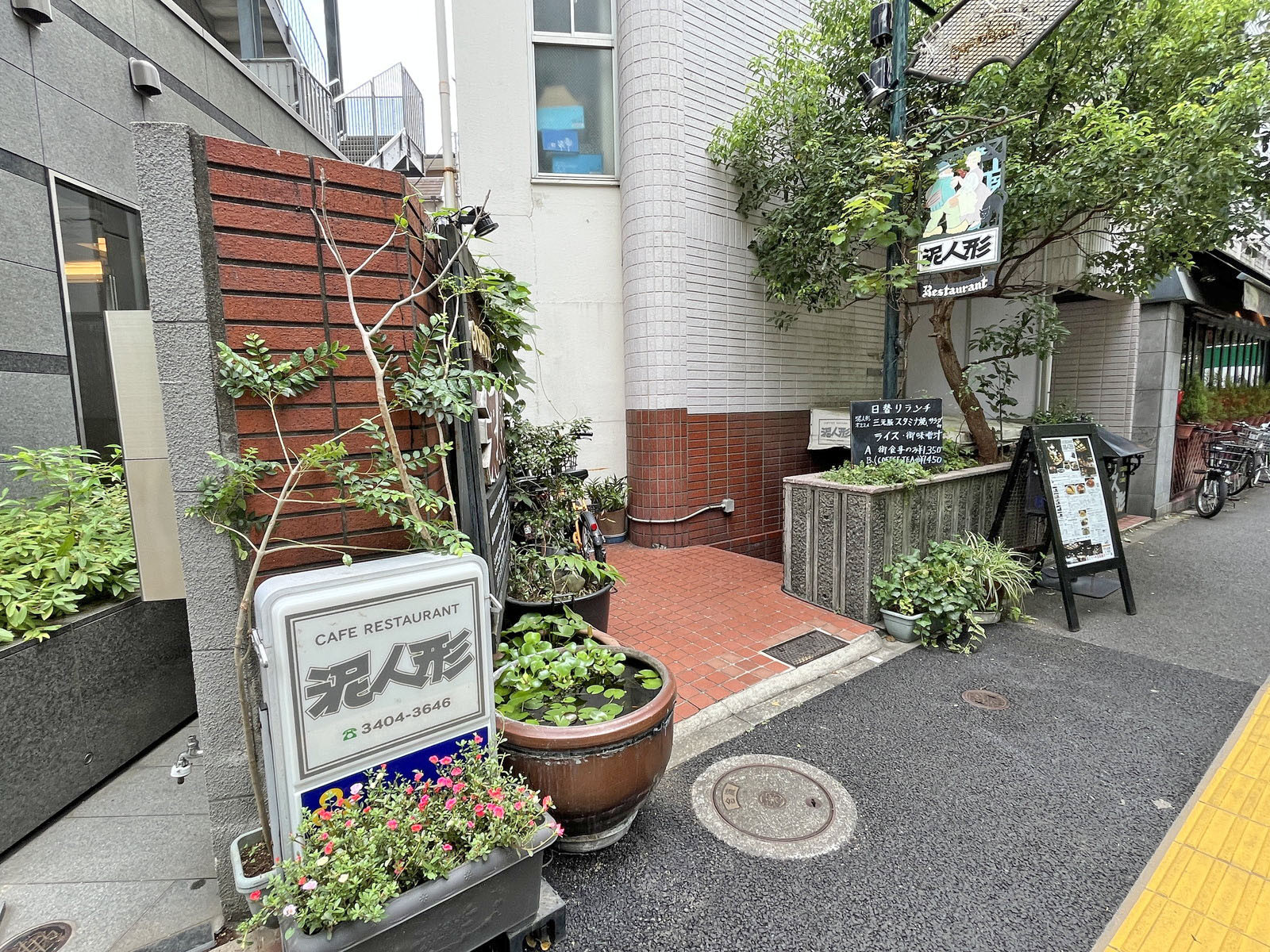 隣のカフェ 泥人形