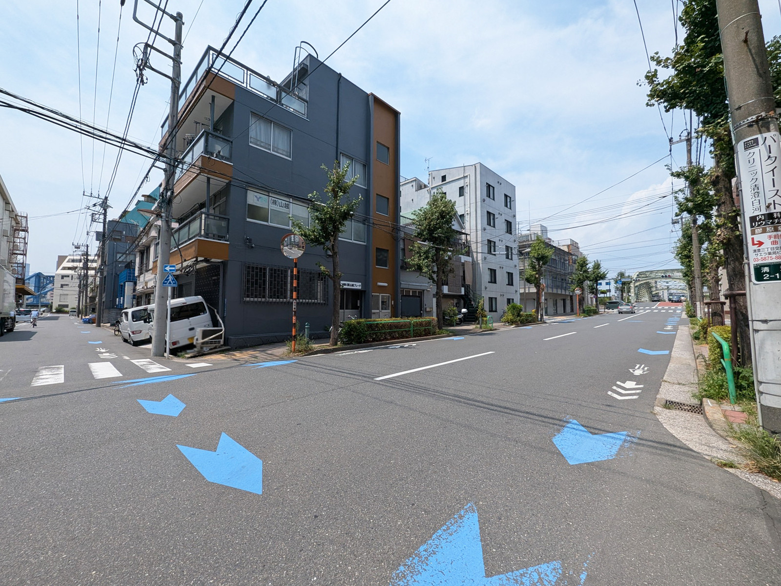 和田ビル前面の万年橋通り