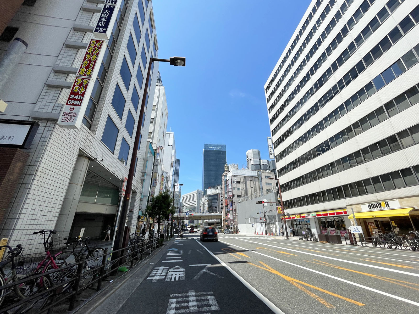 東梅田パークビル前面の通り