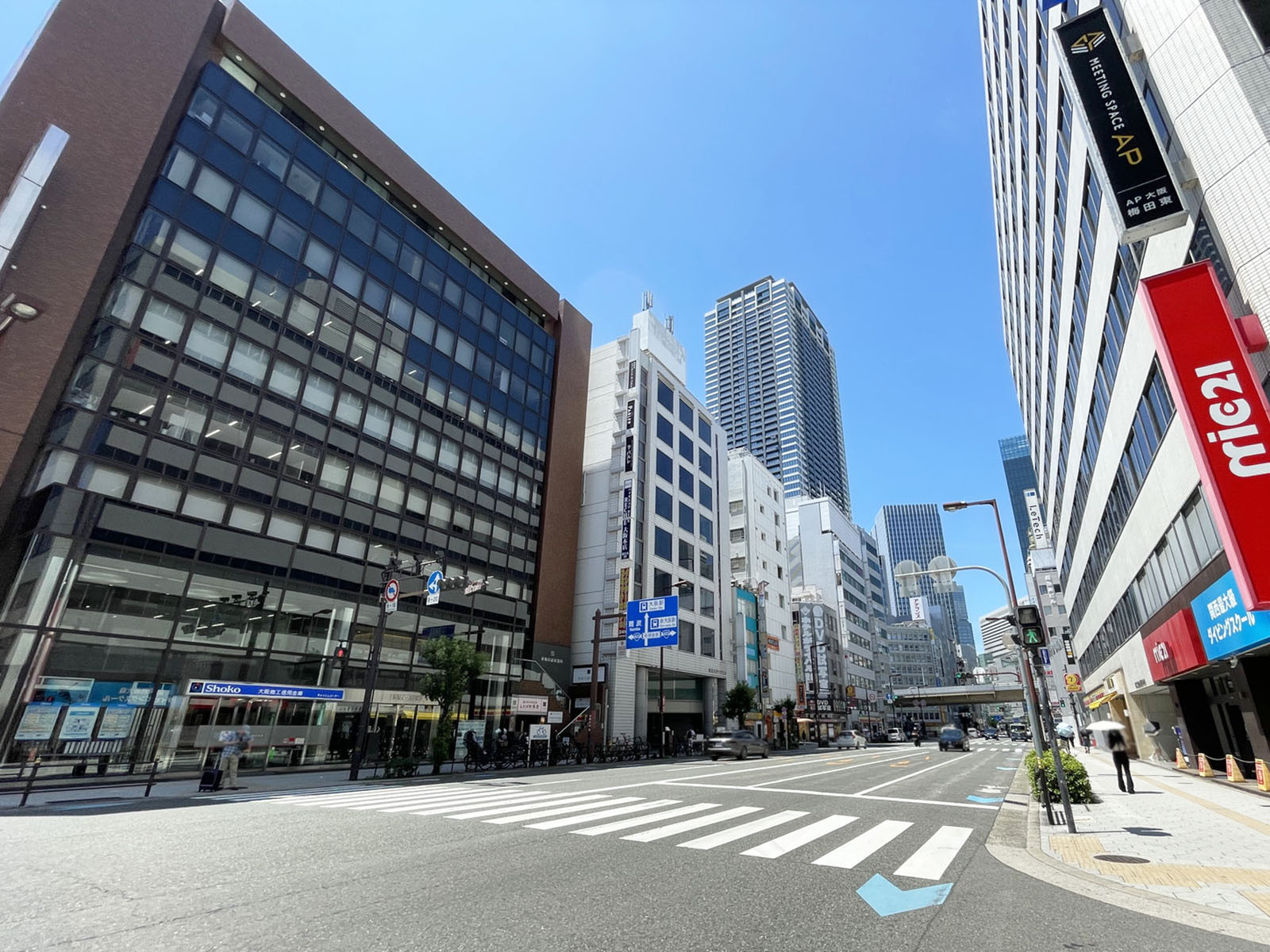 梅田イーストビル前面の通り