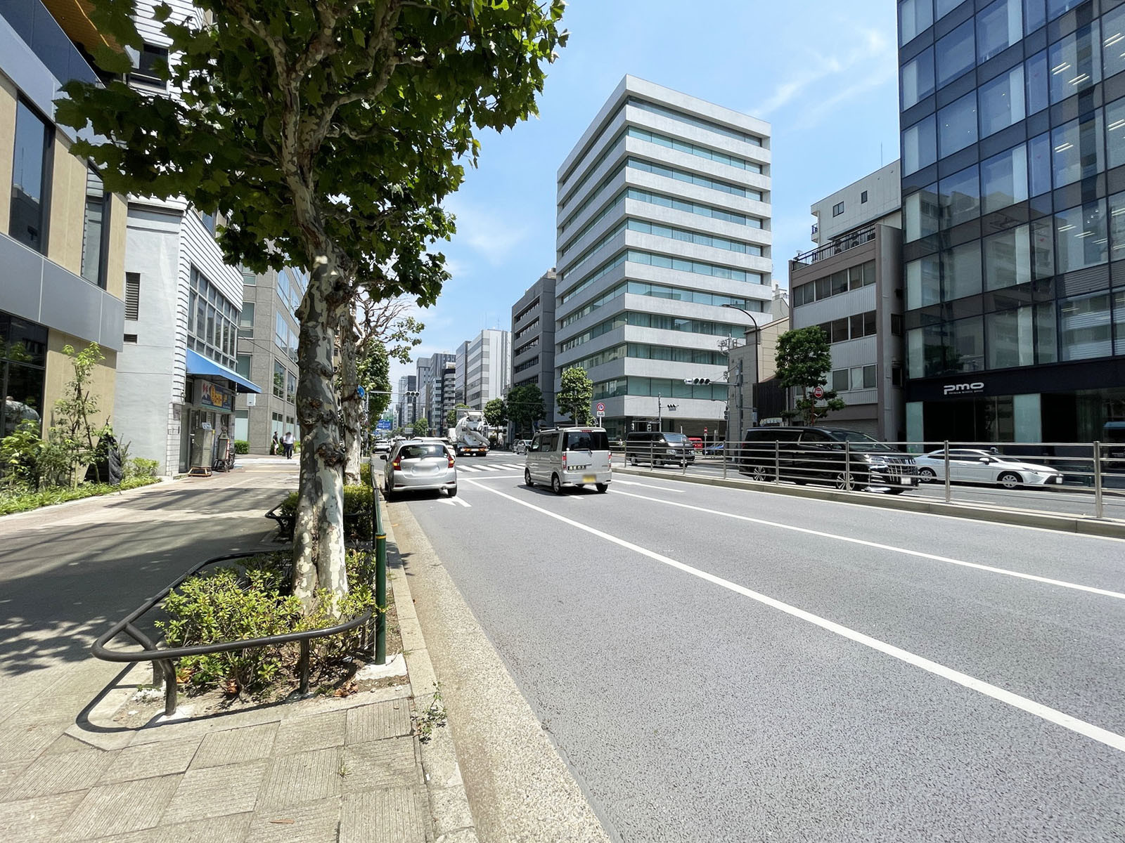 owns八丁堀前面の新大橋通り