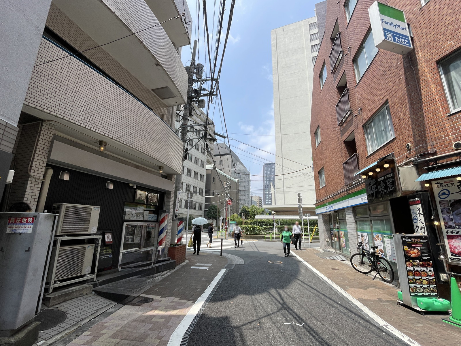奥山ビル前面の通り