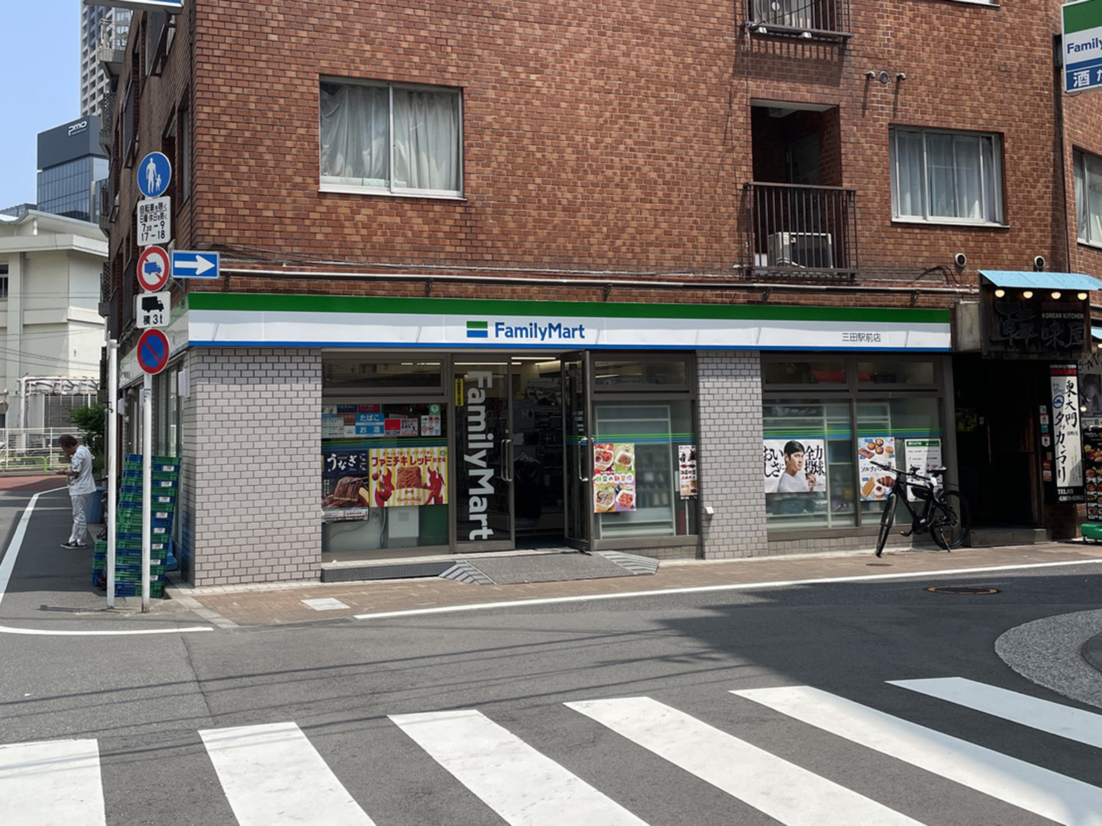 向かいのファミリーマート 三田駅前店