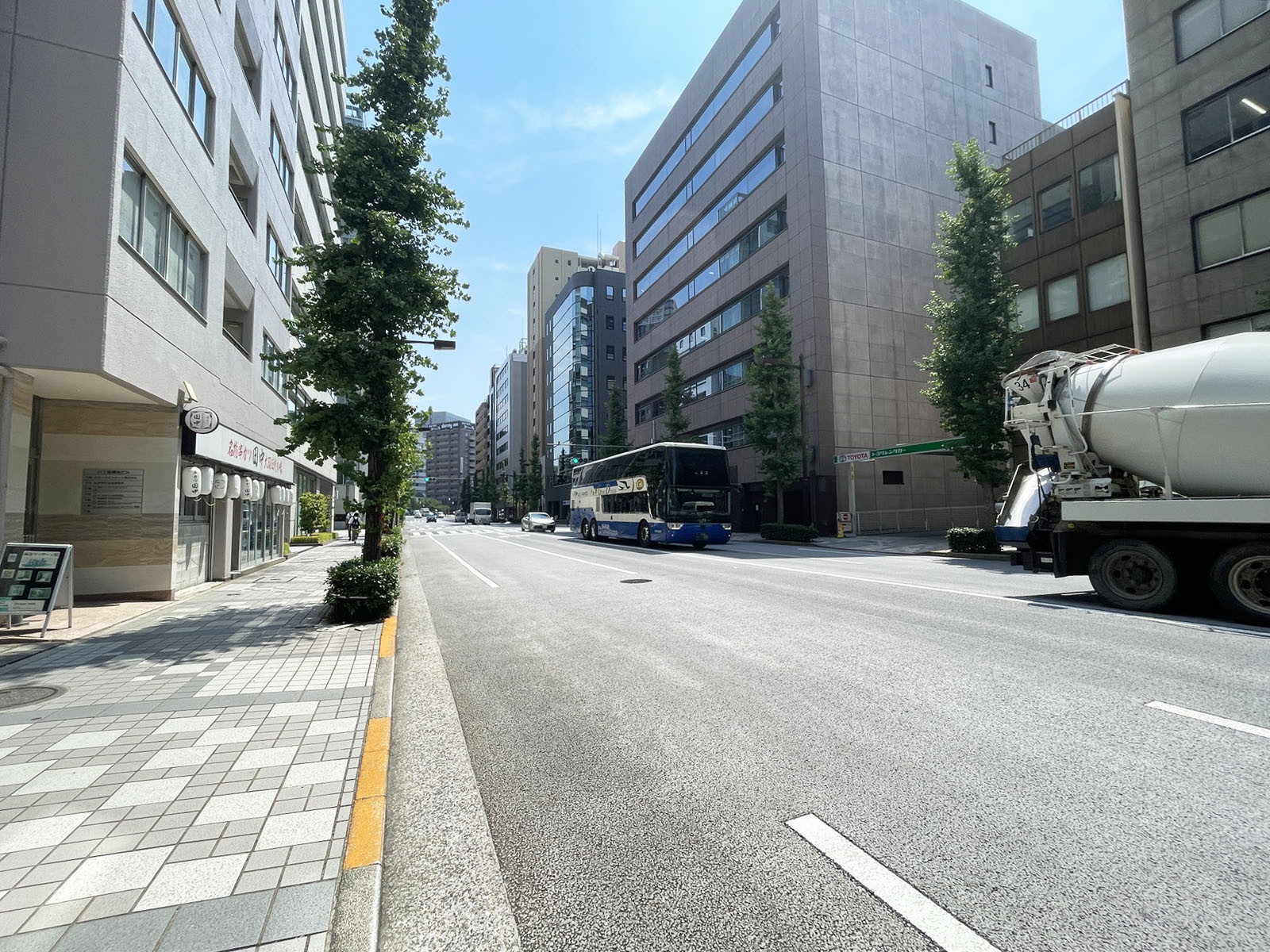 Daiwa八丁堀駅前ビル西館前面の鍛冶橋通り