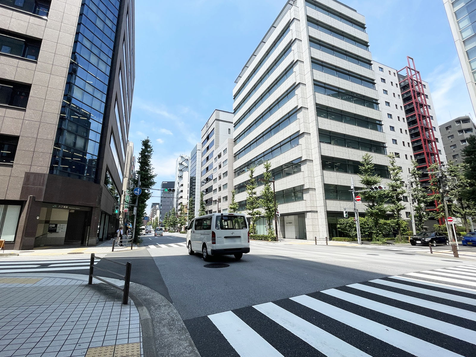 八丁堀東興ビル前面の鍛冶橋通り