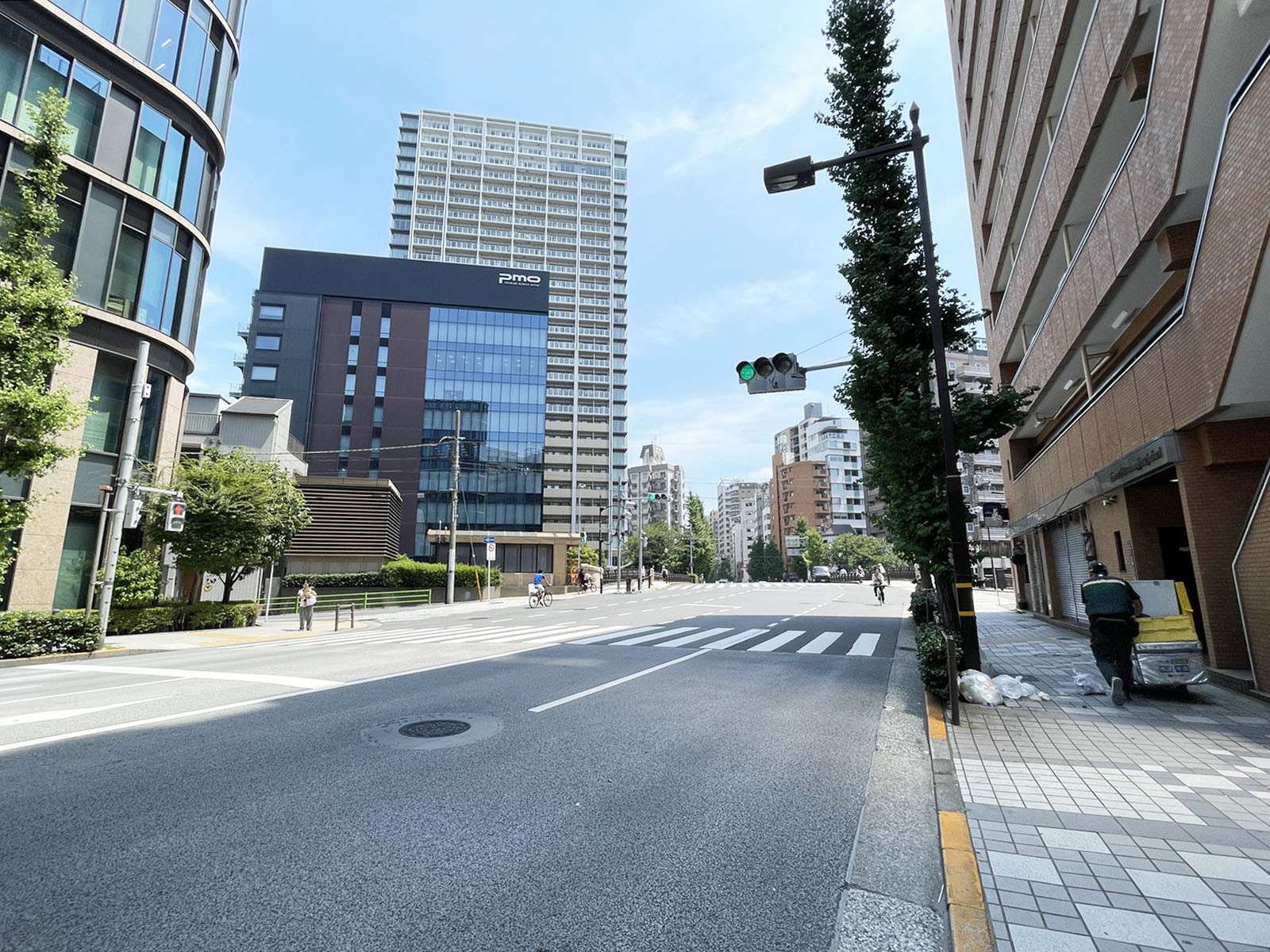 幸ビル前面の鍛冶橋通り