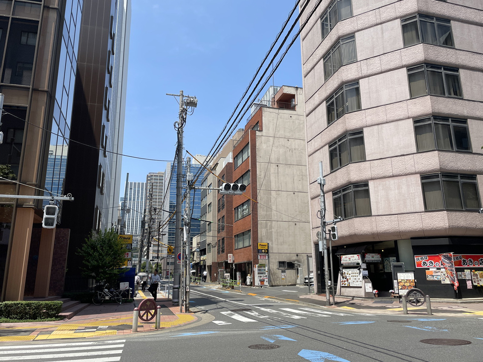 イーグル新橋ビル前面の赤レンガ通り