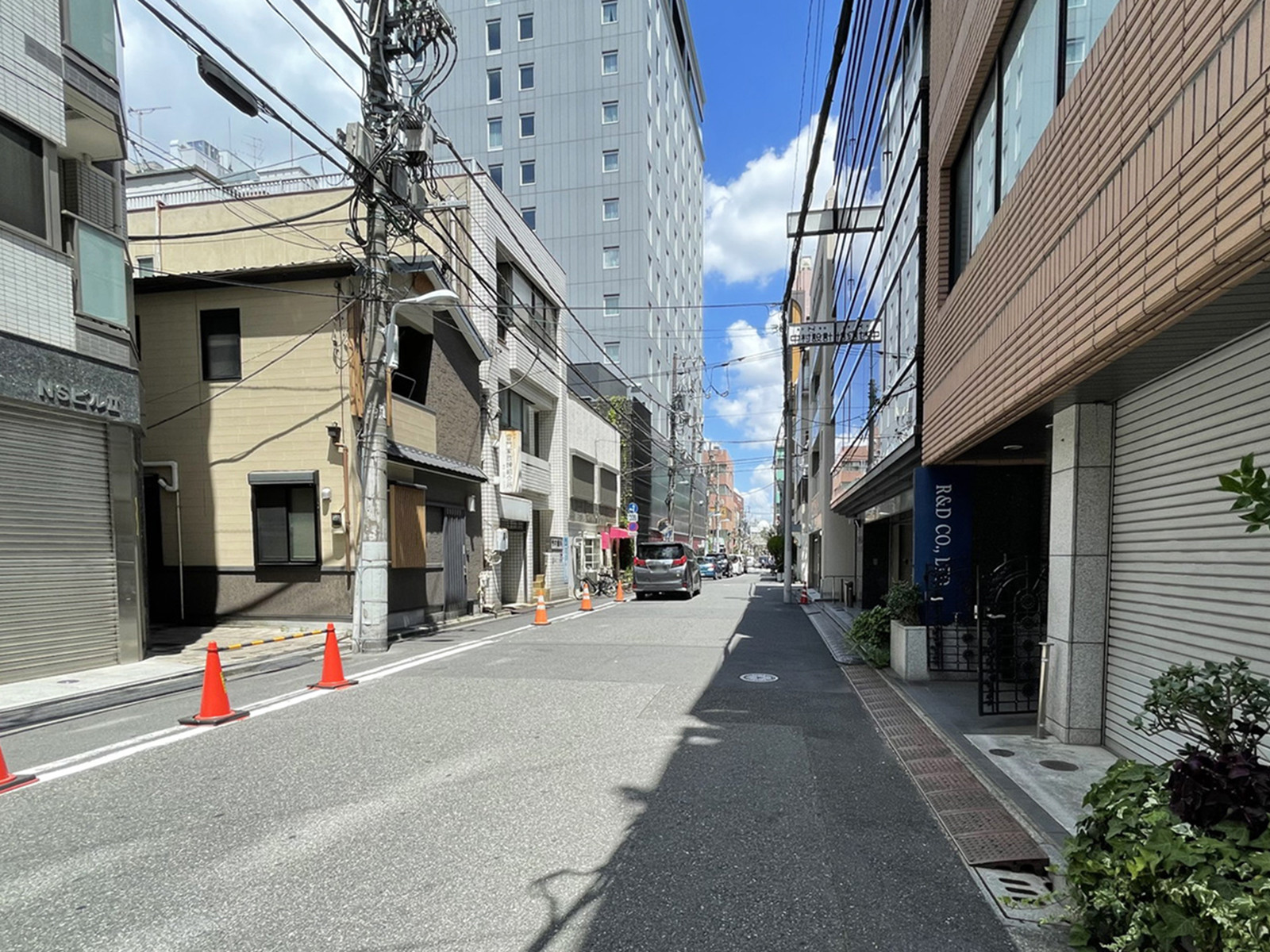 岡本ビル前面の通り