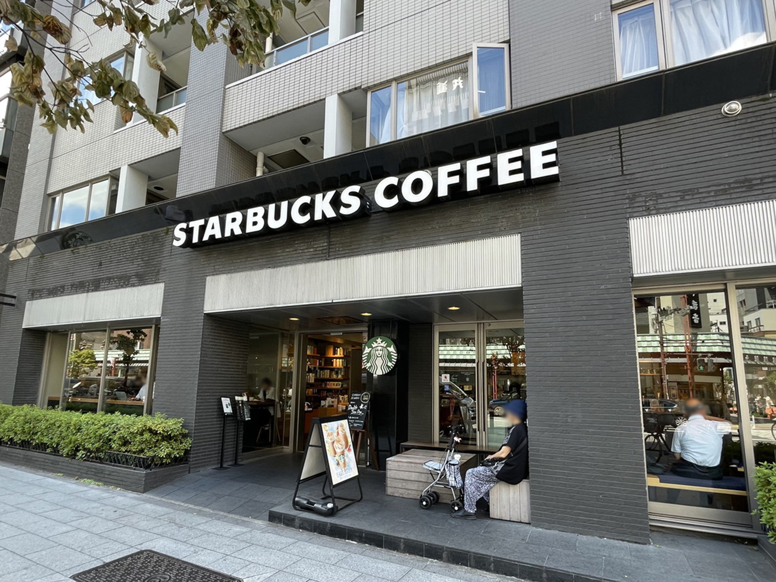 徒歩1分のスターバックス コーヒー 浅草雷門通り店