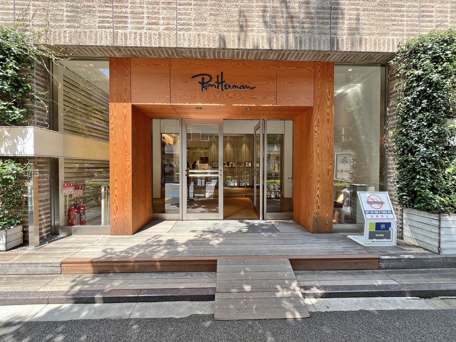 徒歩1分のロンハーマン カフェ千駄ヶ谷店