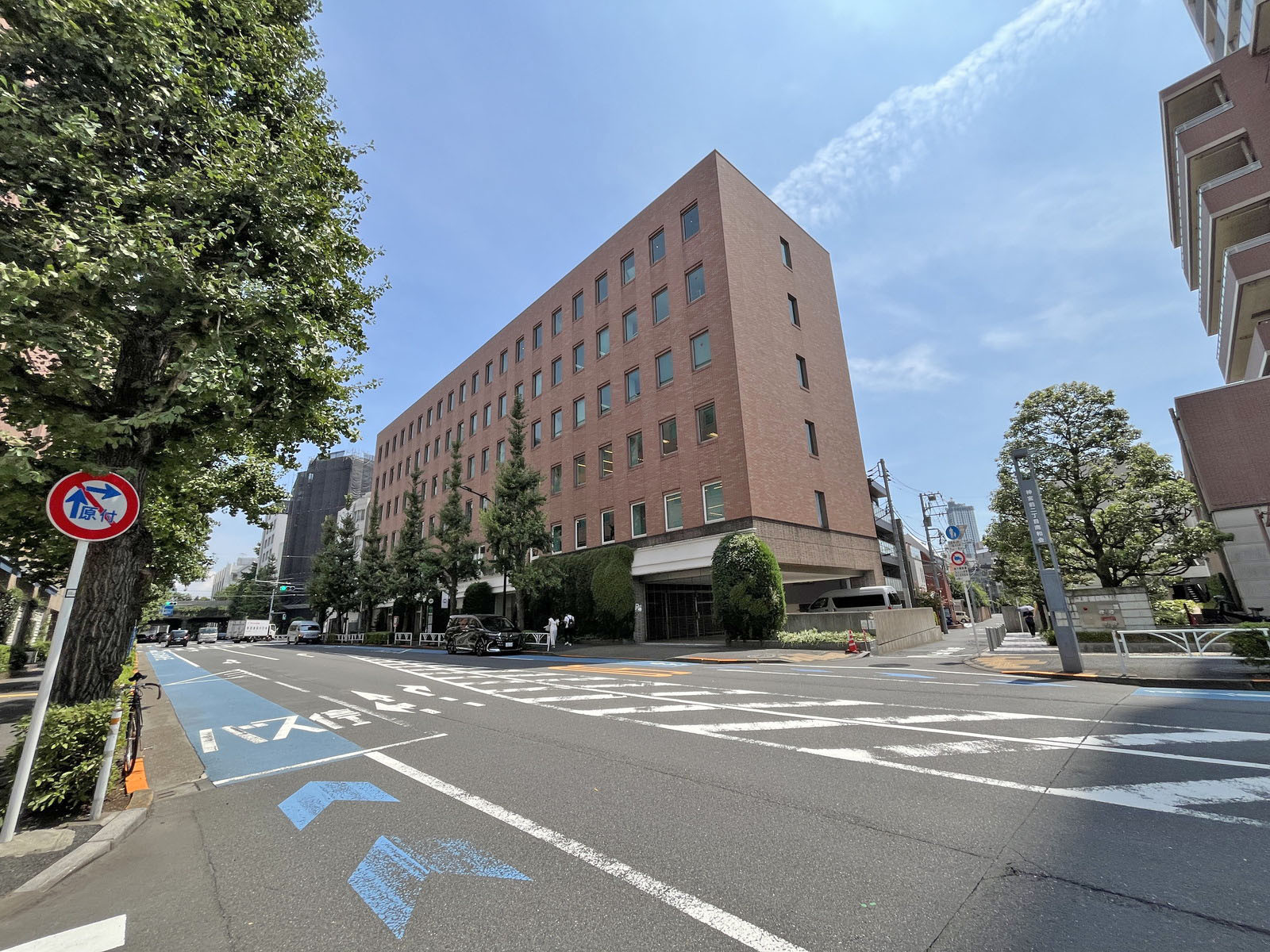 パークレーンプラザ前面通り