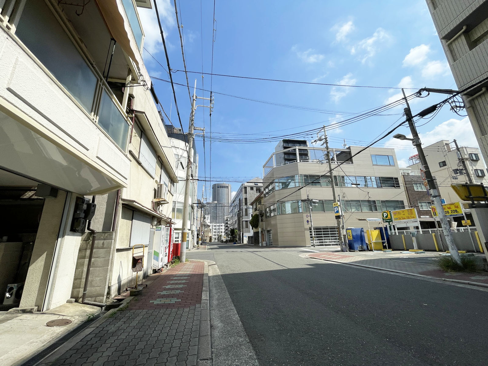 弘和産業ビル前面の通り
