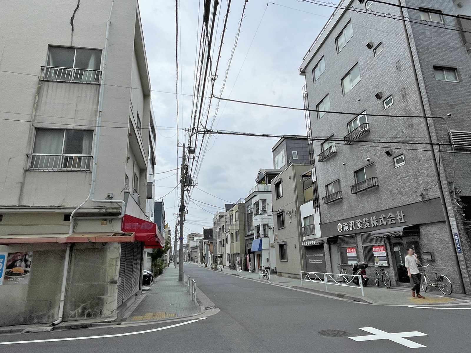 SHセンタービル前面の通り