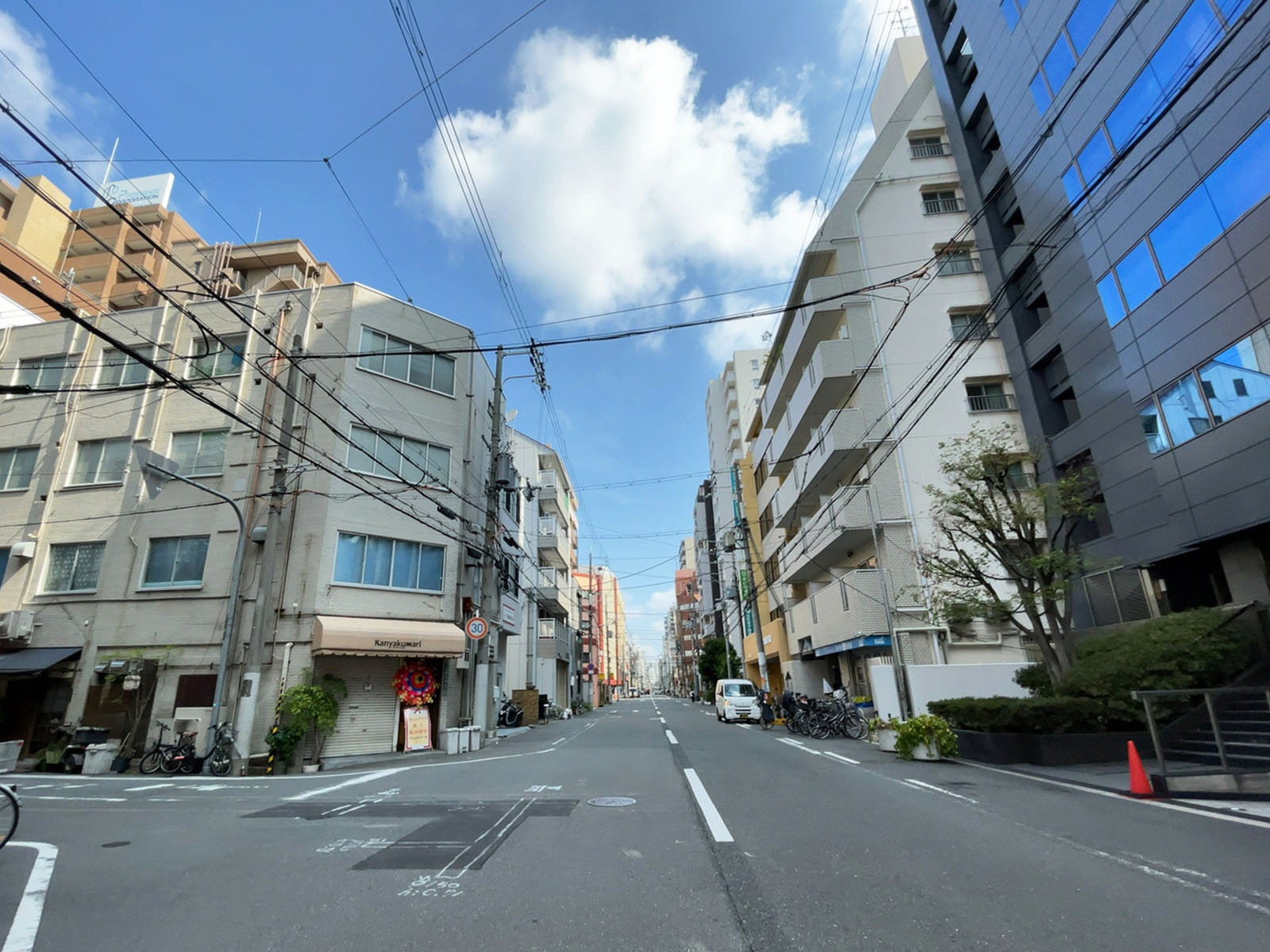 DoDoビル前面の通り