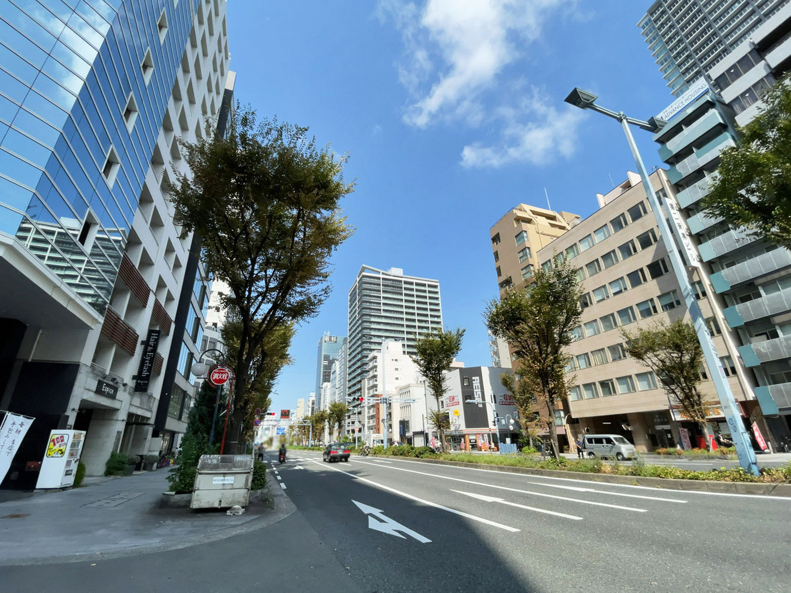 和光住建本社ビル前面の通り