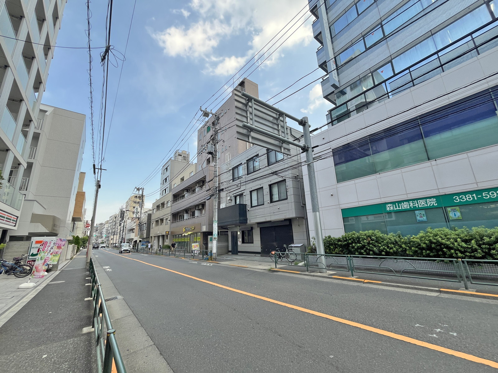 中野第二OSビル前面の大久保通り
