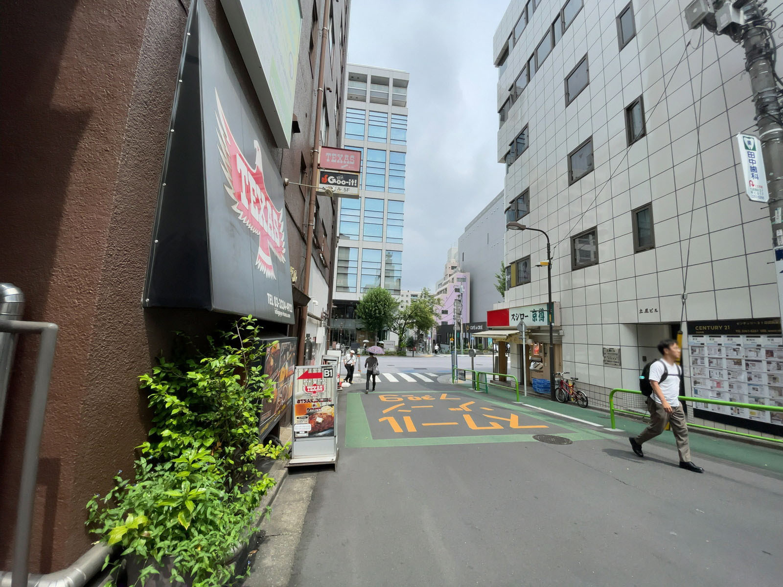 Biz Feel Ichigaya前面の通り