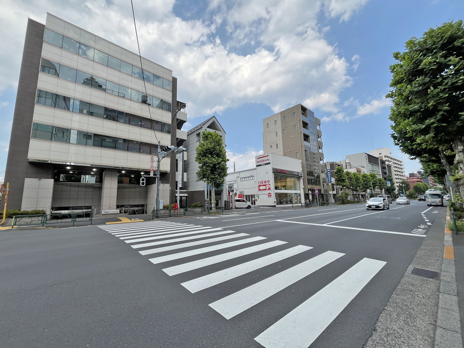 東ビル前面の青梅街道