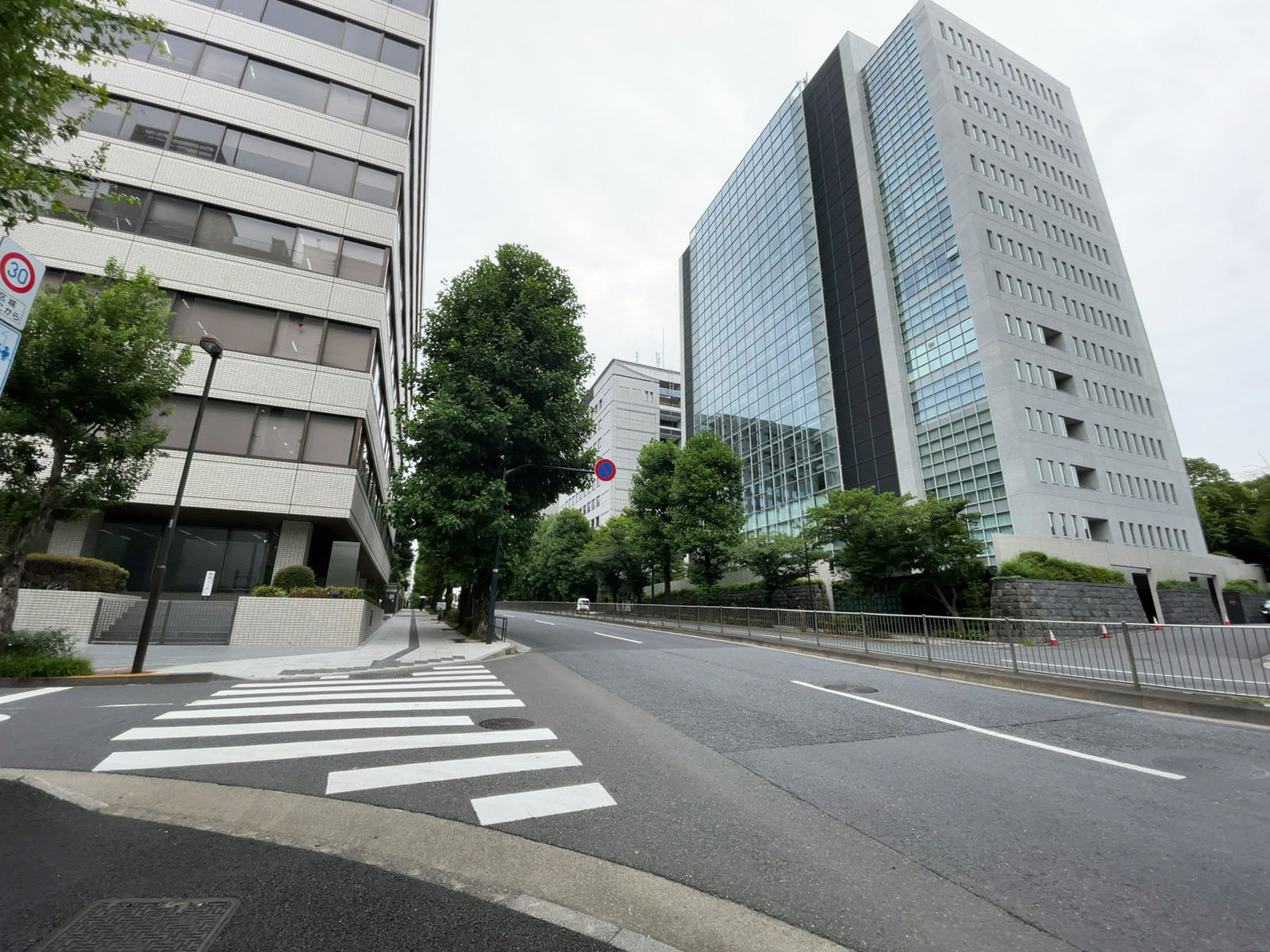 KY三番町ビル前面の通り