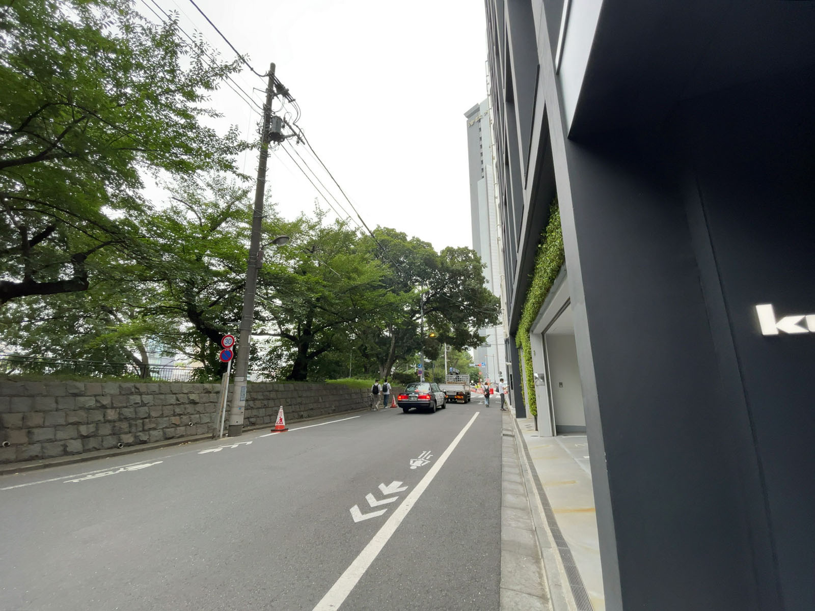 KYONI BLDG.前面の通り