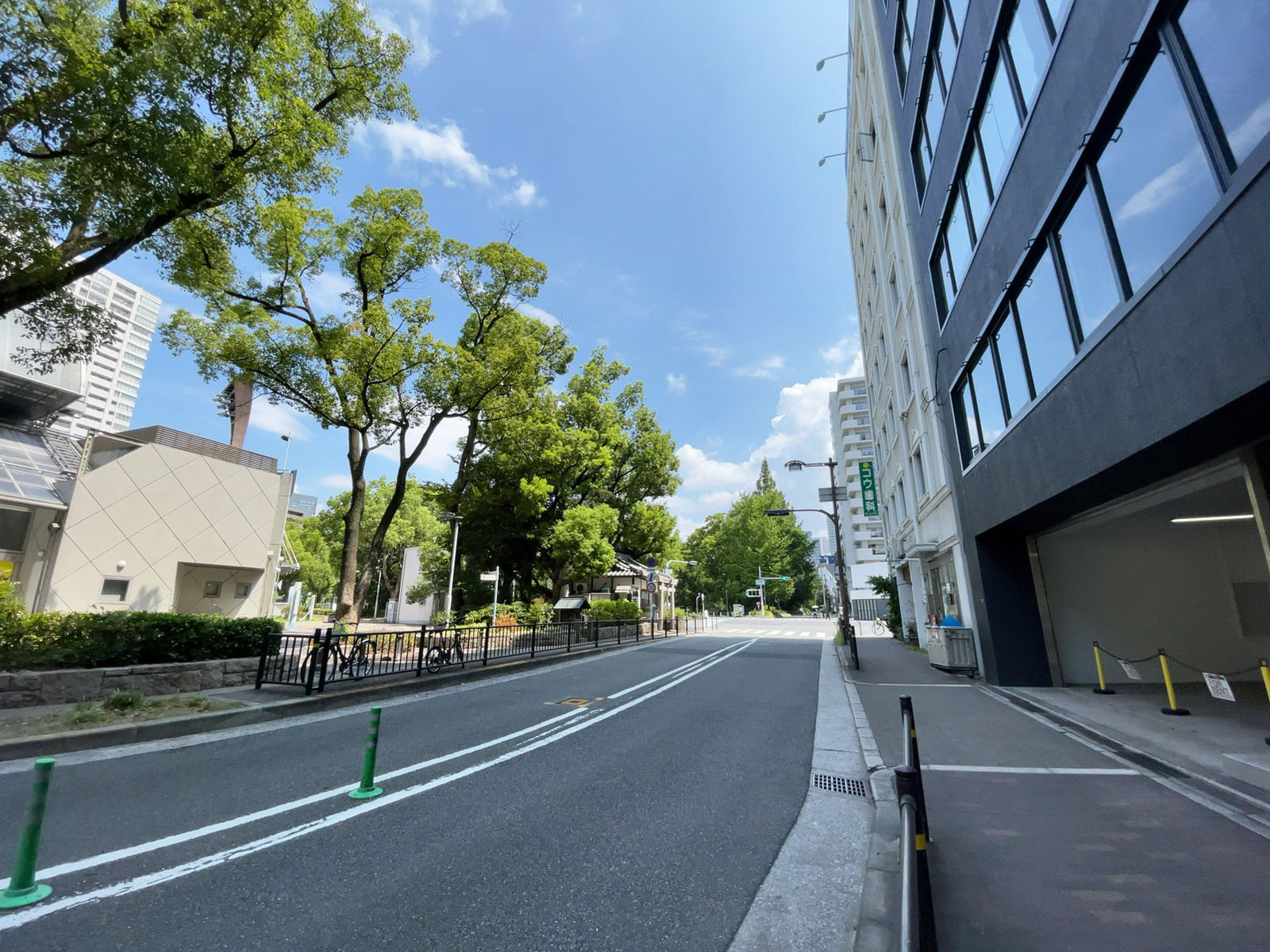 ウツボパークビル前面の通り