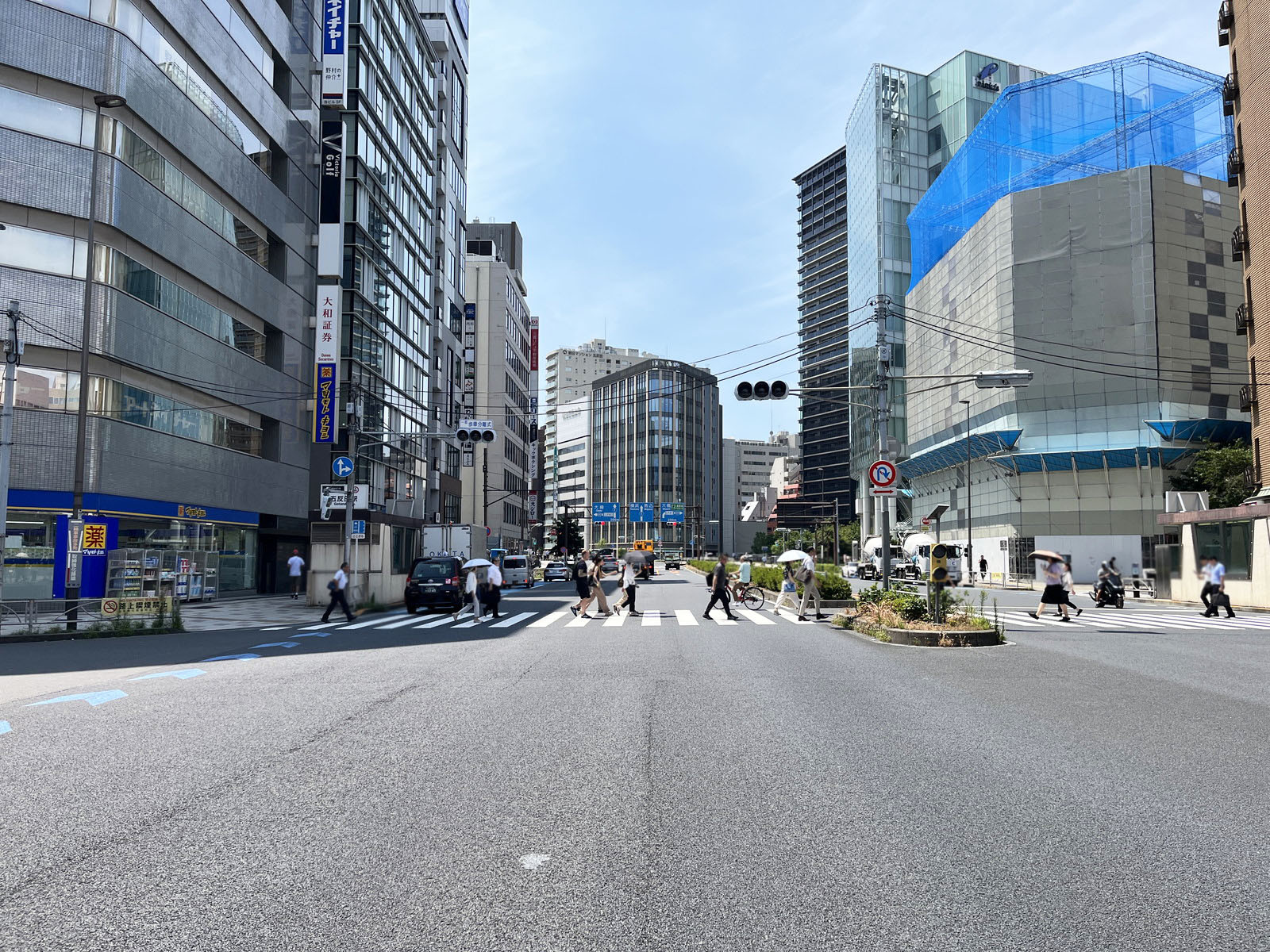 NMF五反田駅前ビル前面の桜田通り