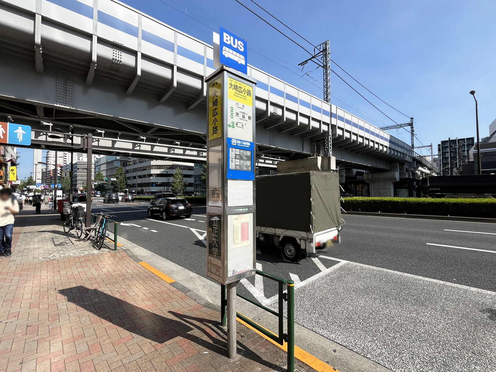 ビル前のバス停「大崎広小路」
