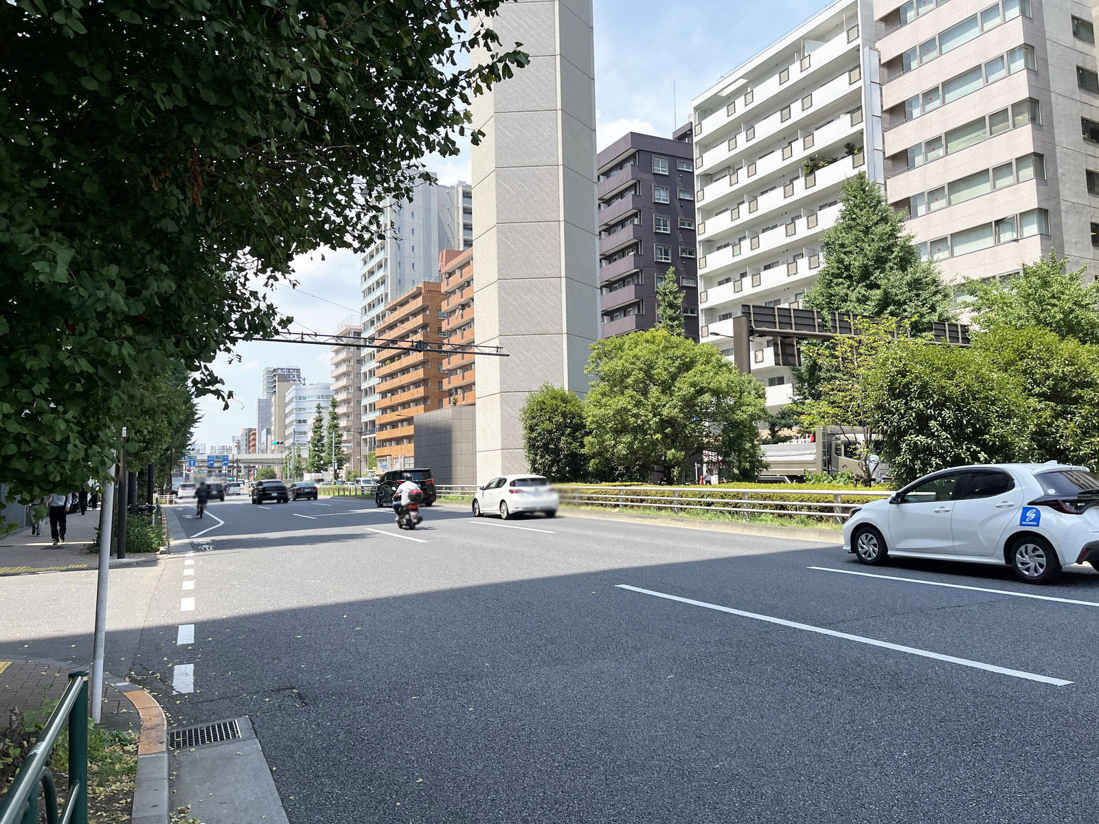 SGスクエア前面の山手通り