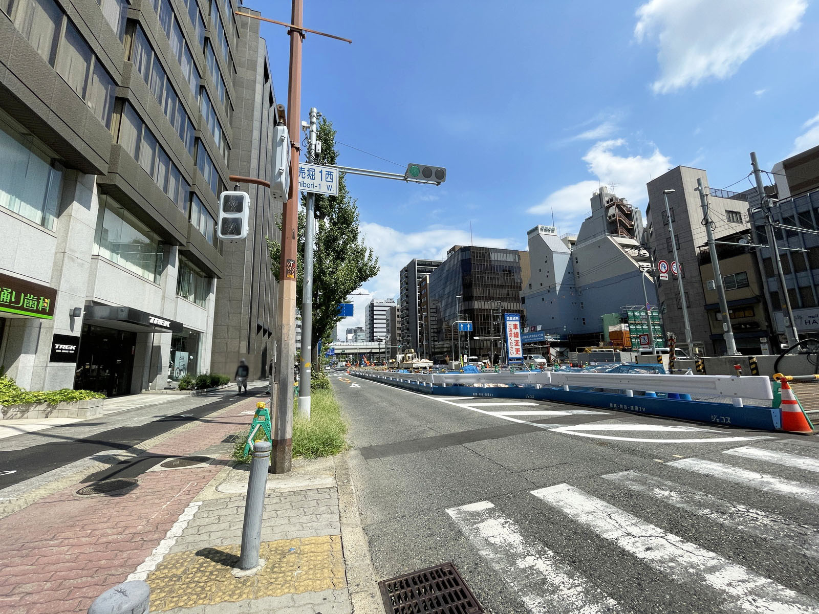 日建ビル前面の通り