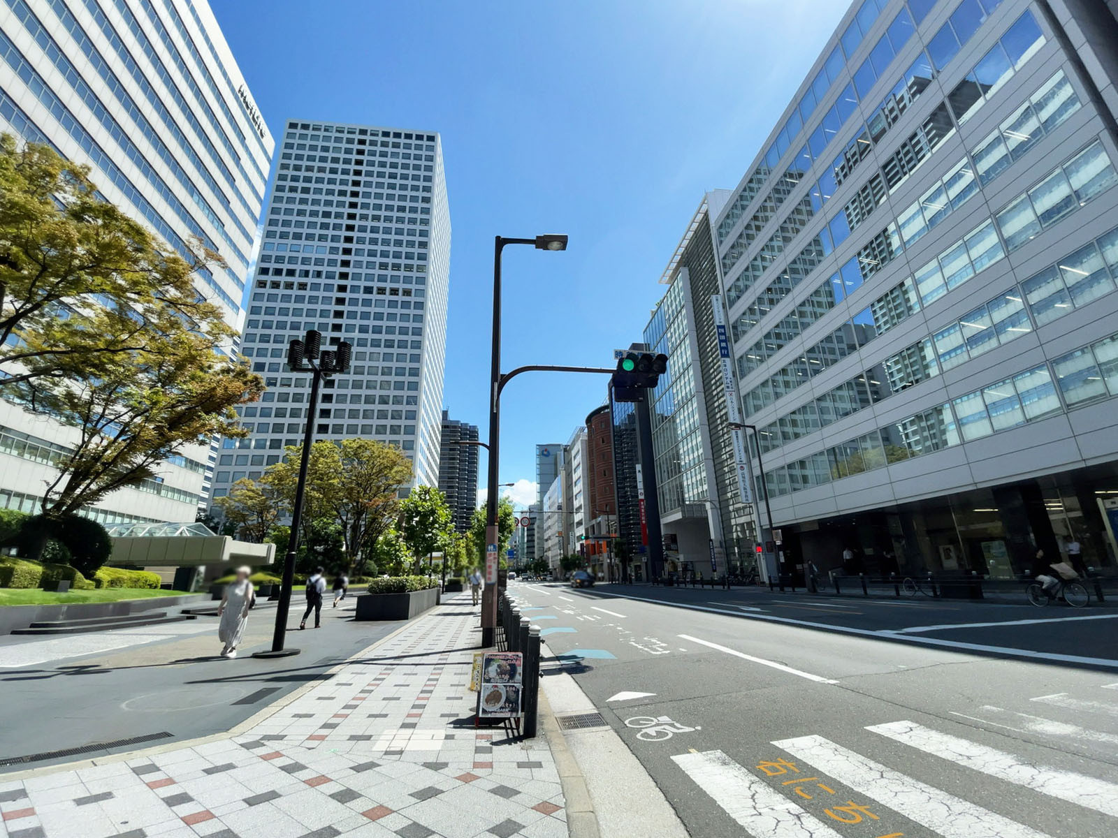 イワタニ第三ビル前面の通り