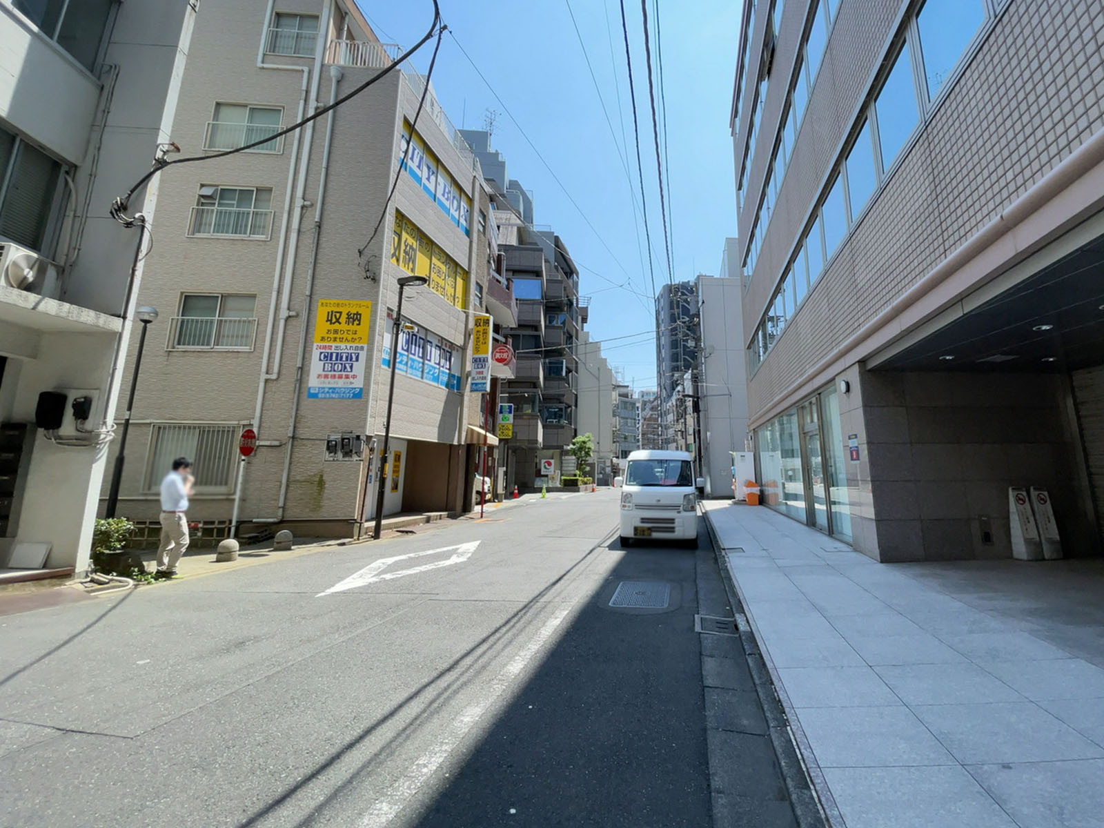 小田急神田岩本町ビル前面の通り