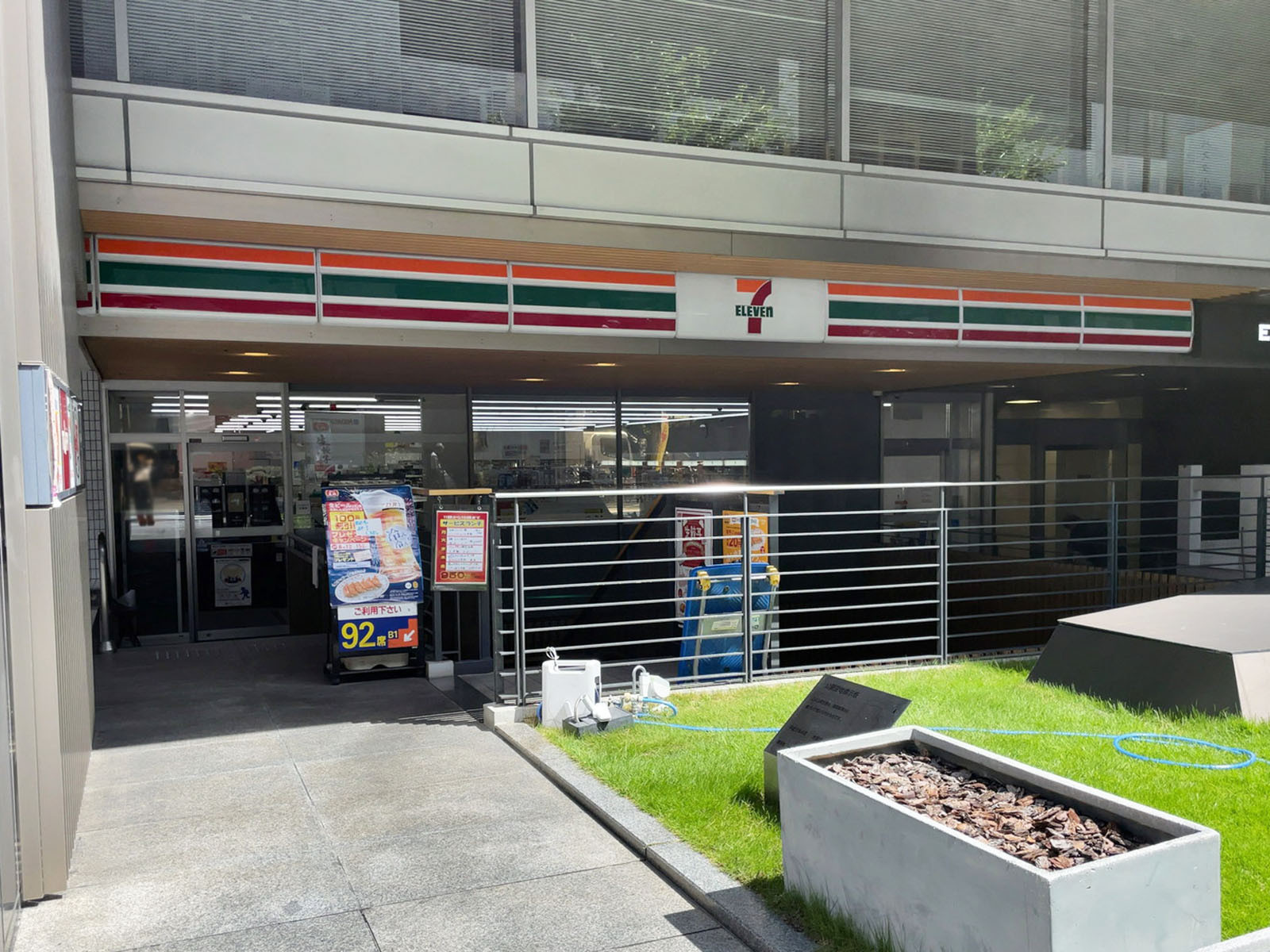 付近のセブン-イレブン 大阪南本町2丁目店