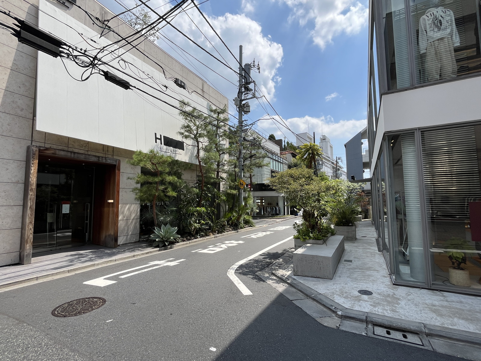 アパレルショップの立ち並ぶ閑静なエリア