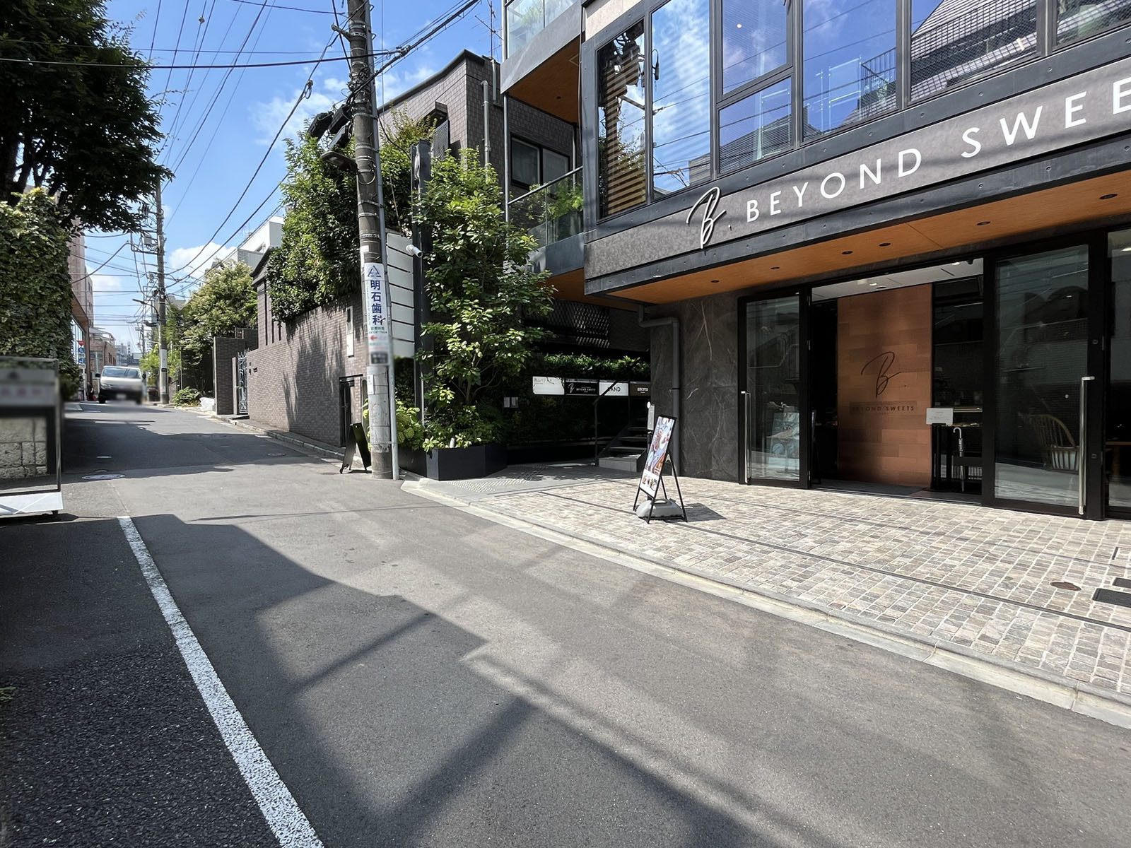 ピロティ青山前面の通り