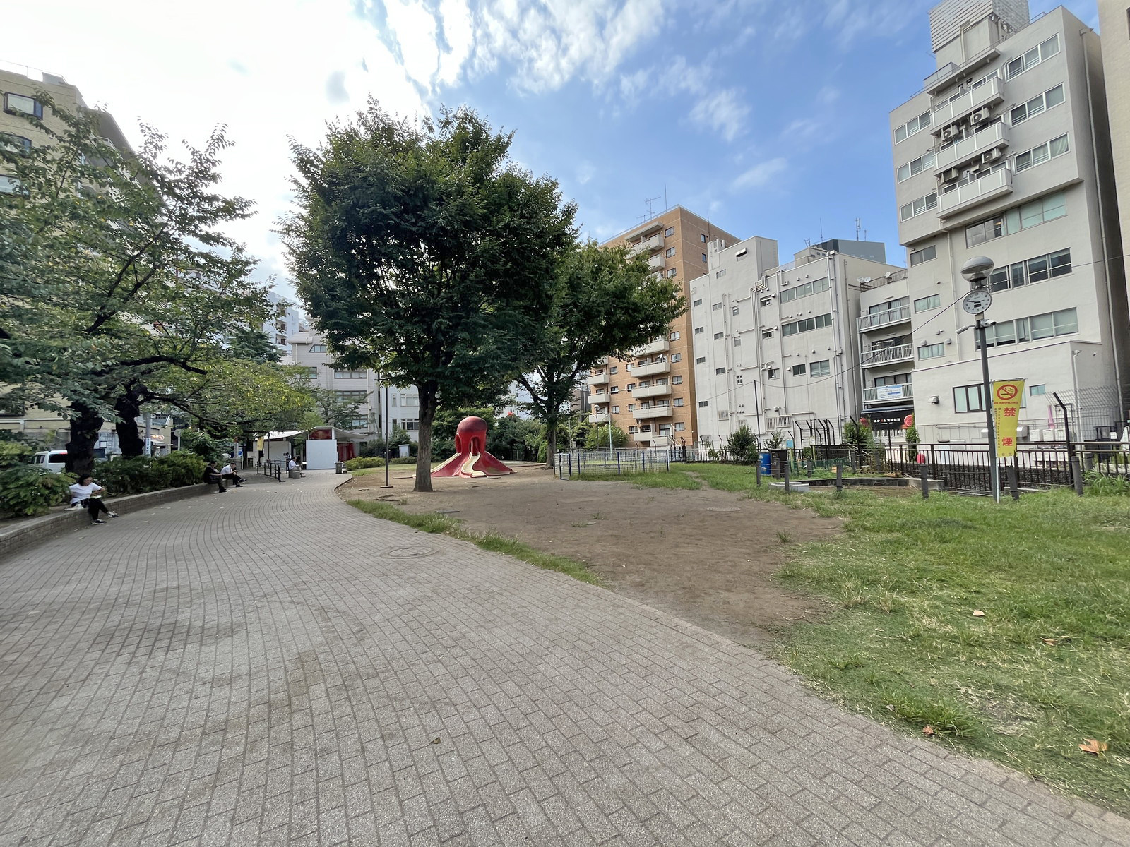 向かいの恵比寿東公園