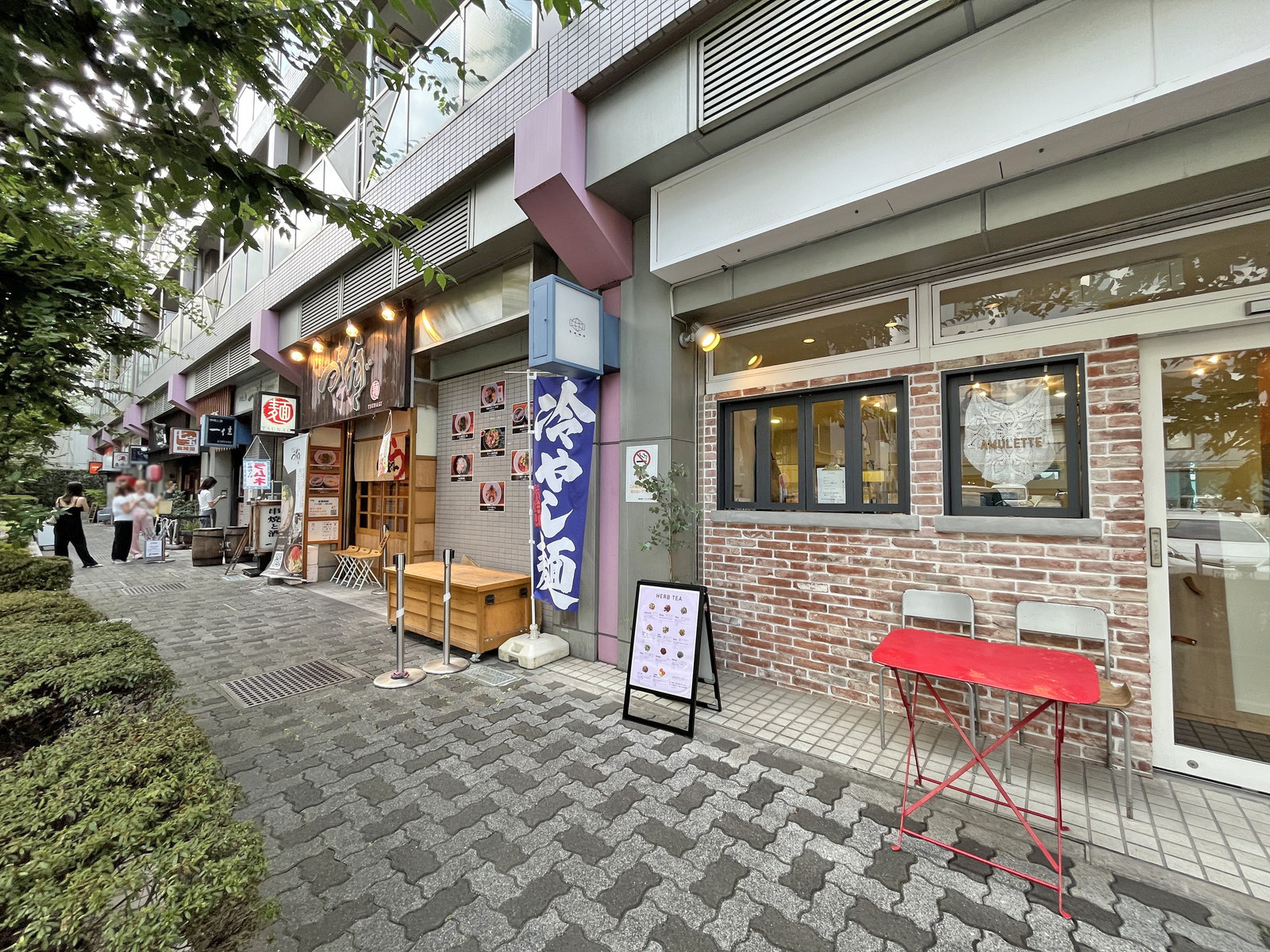 付近には飲食店が充実