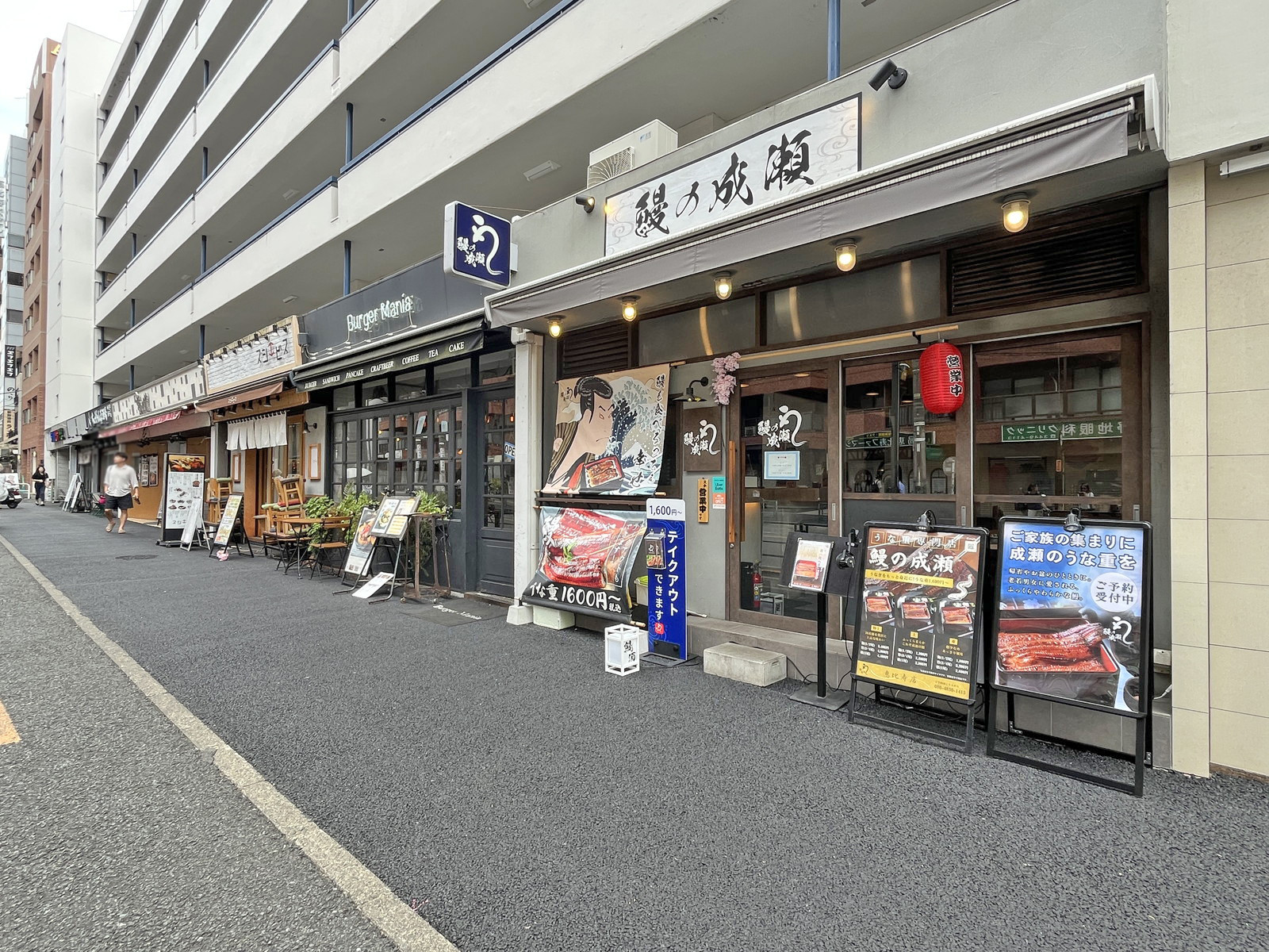 付近には飲食店が充実
