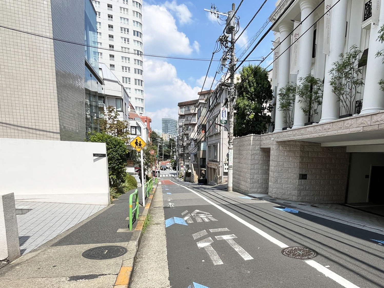 第7SYビル前面の通り