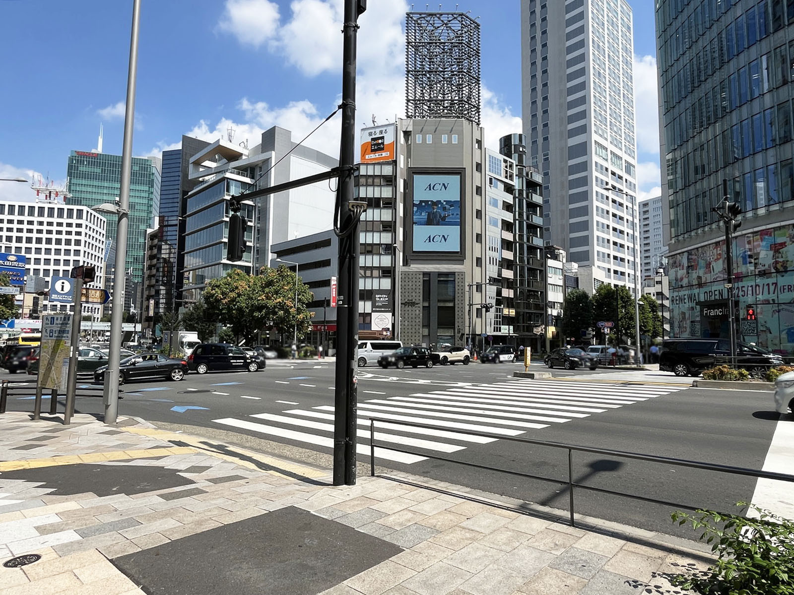 日新青山ビル前面の青山通り
