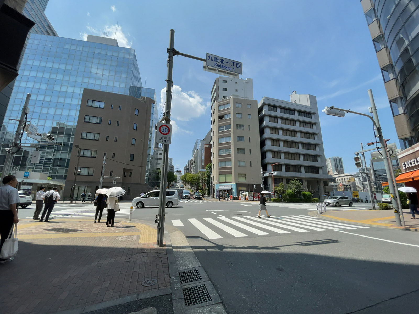 北の丸グラスゲート前面の通り