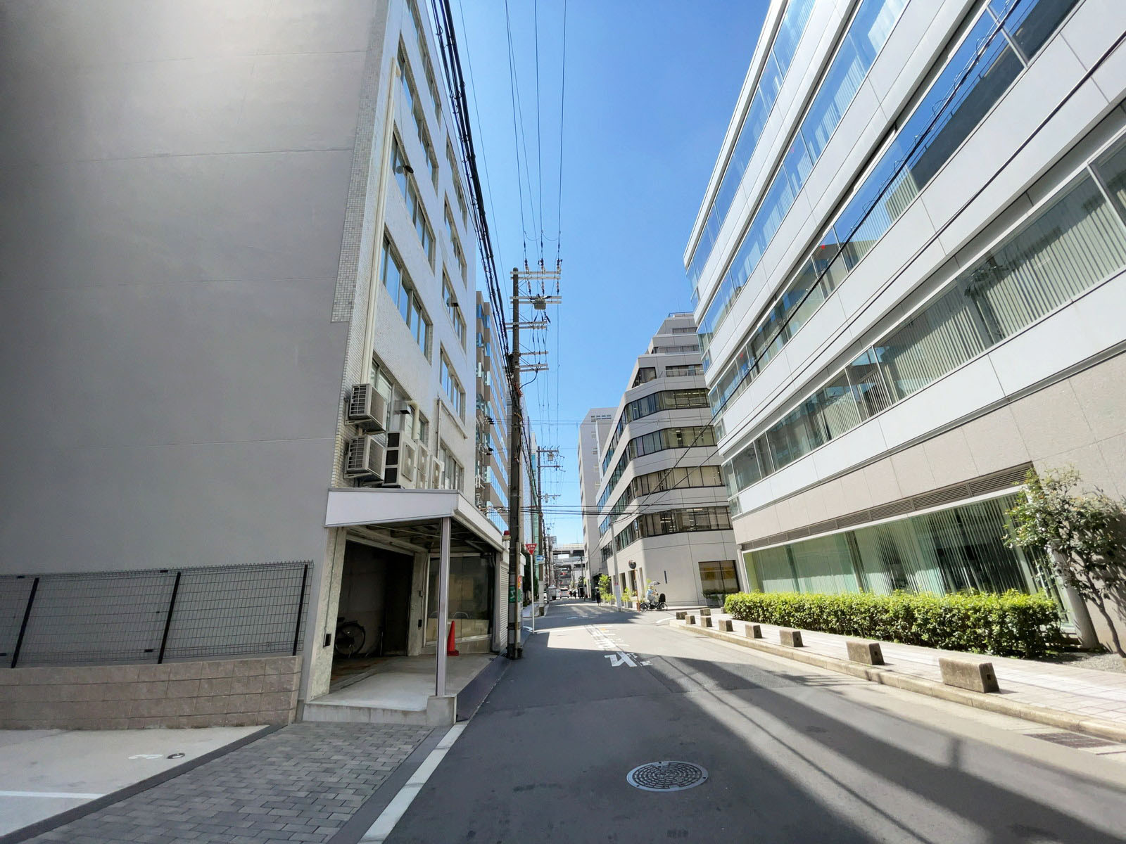 吉川産業ビル前面の通り