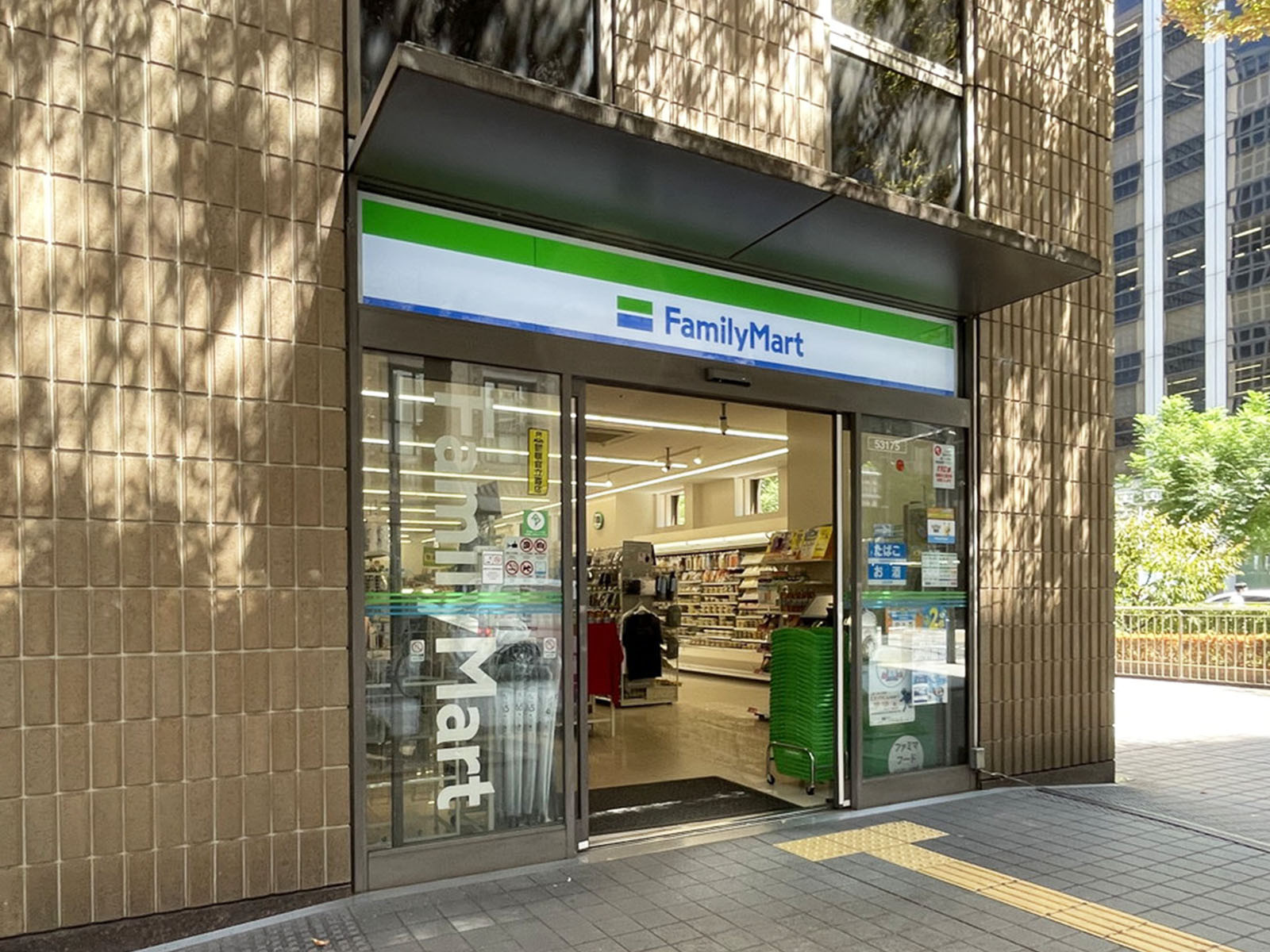向かいにあるファミリーマート 淀屋橋駅東店